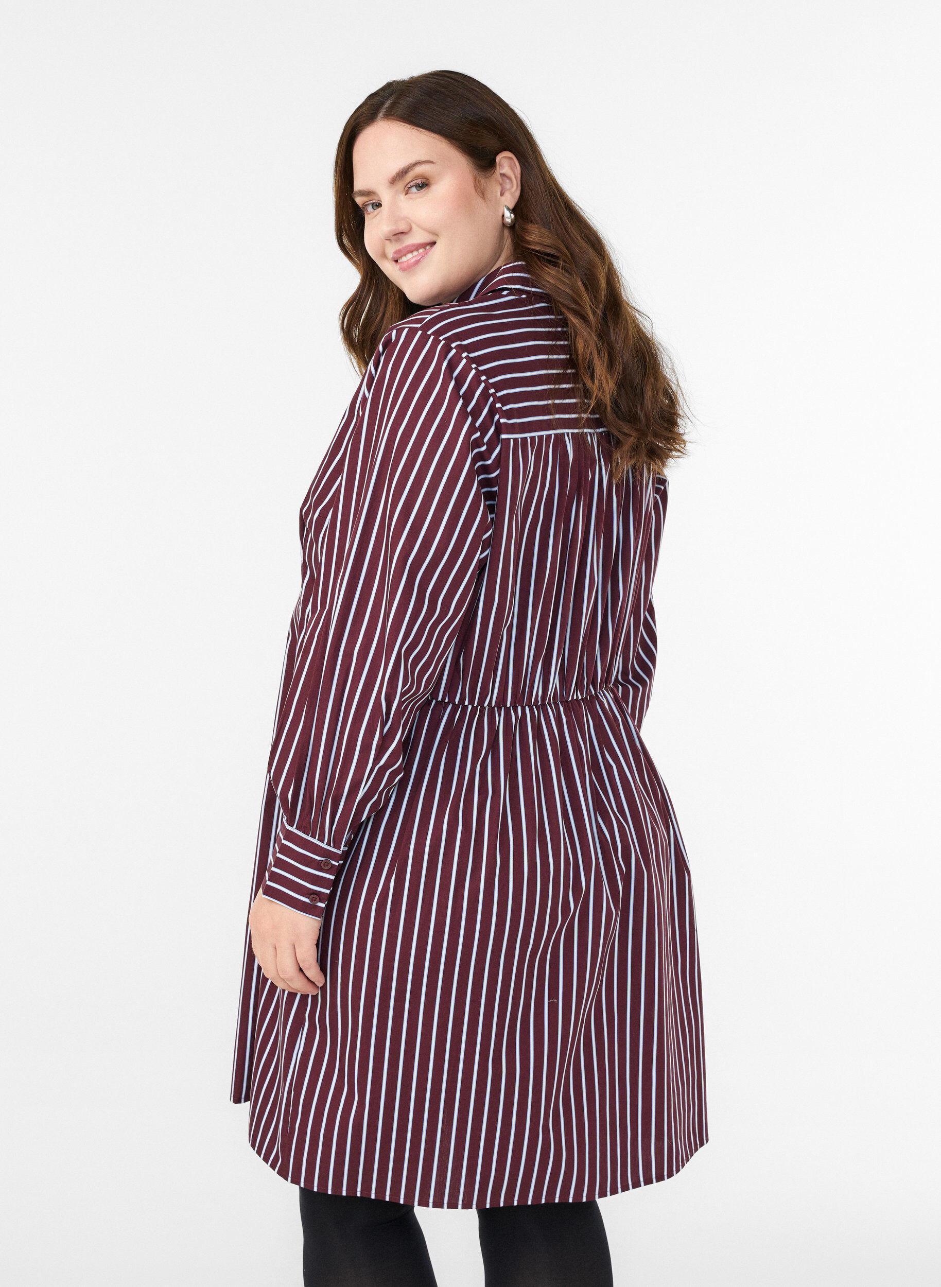 Zizzi Gestreepte overhemdjurk met een elastische taille, Donker Bordeaux, Model image number 2