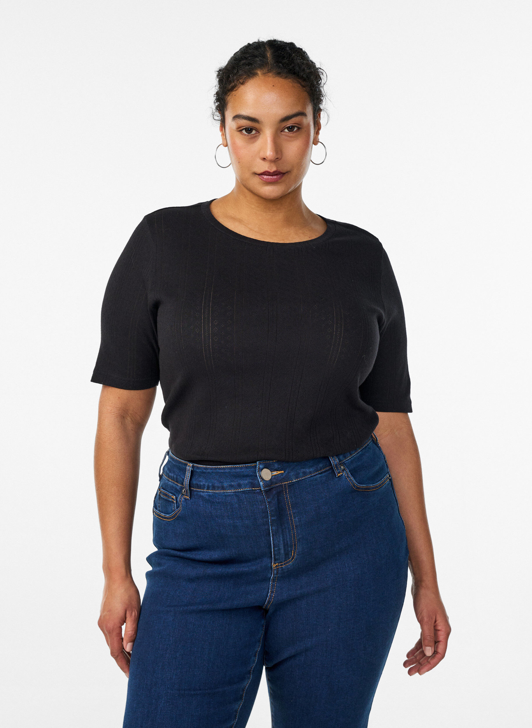 T-shirt van katoen met gaatjesborduursel, Zwart, Model