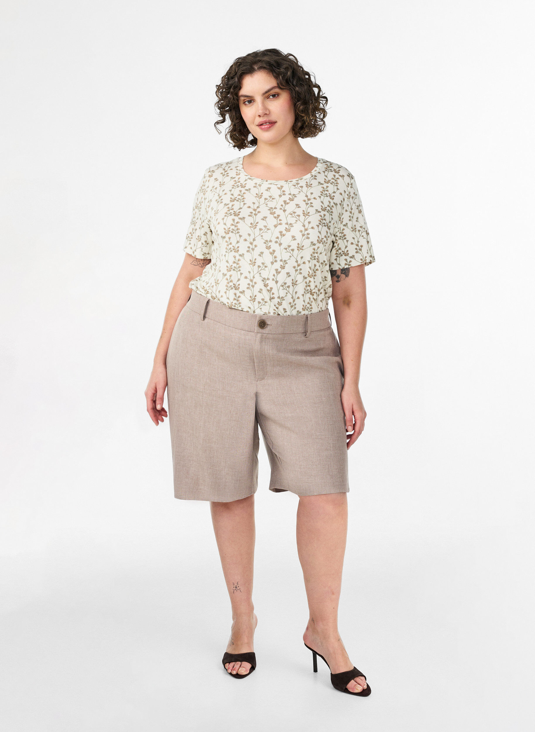 Zizzi T-shirt met bloemenprint, Vanille, Model image number 1