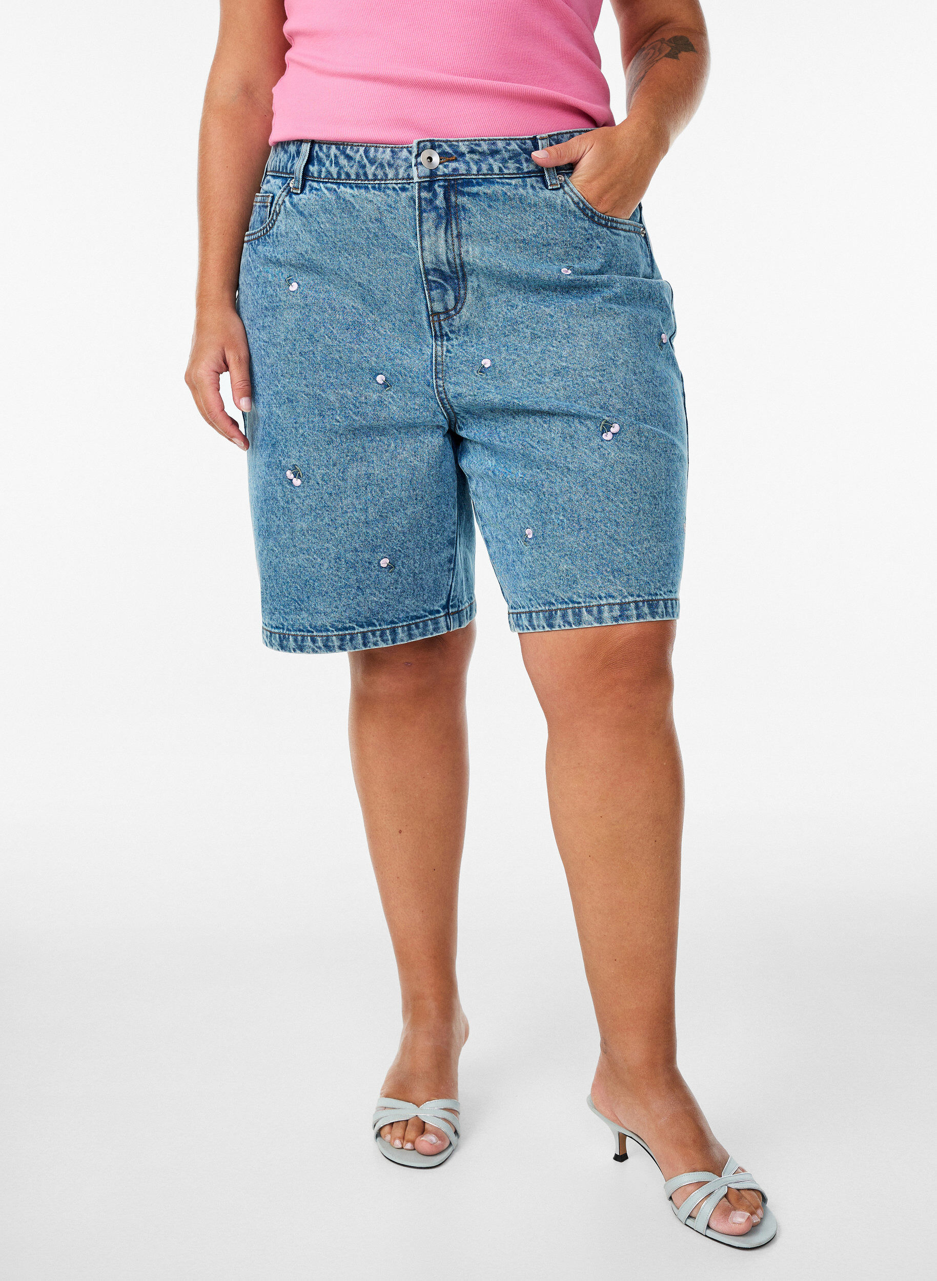 ZizziHigh-waist denim shorts met geborduurde motieven, Blauw, Model image number 3