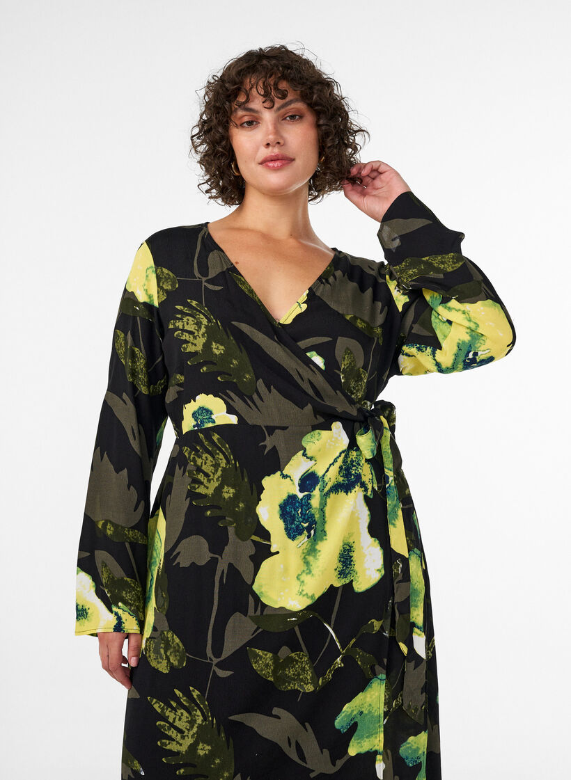Bloemen wikkeljurk in viscose met een strikceintuur, Zwart, Model image number 2