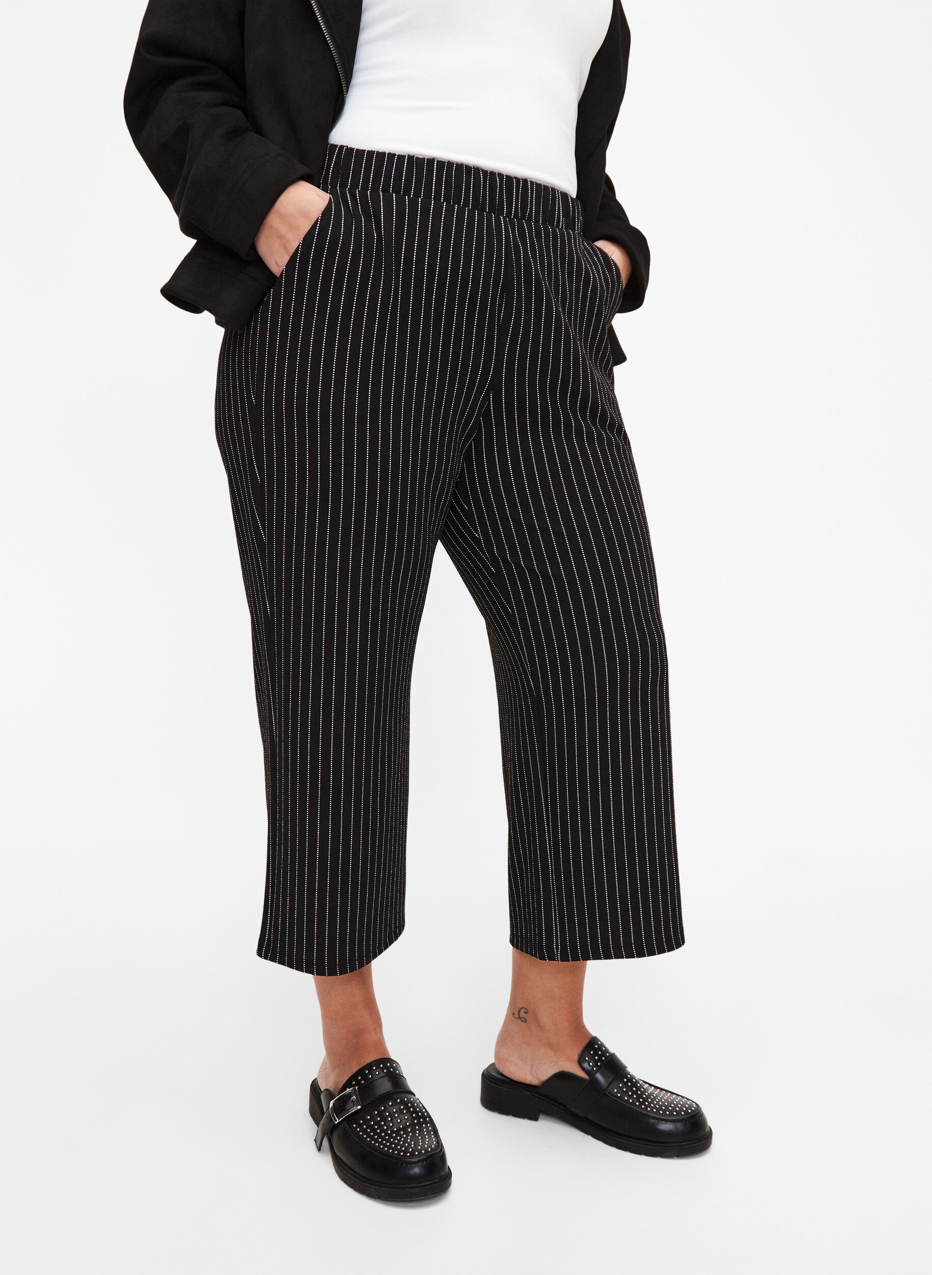 Zizzi Losse broek met 7/8 lengte, Zwart, Model image number 2
