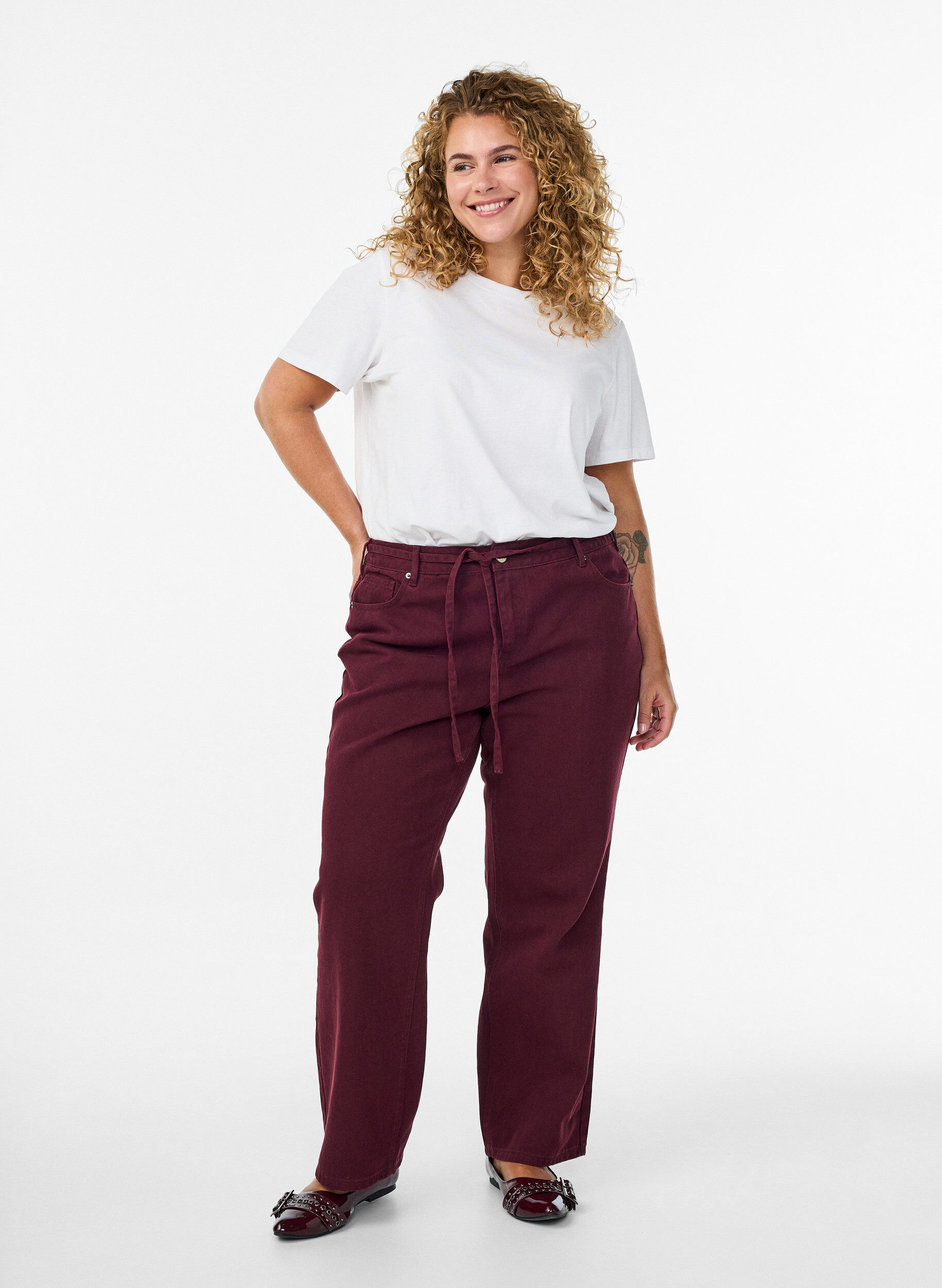 Gekleurde high-waist jeans met een strikceintuur, Rood, Model