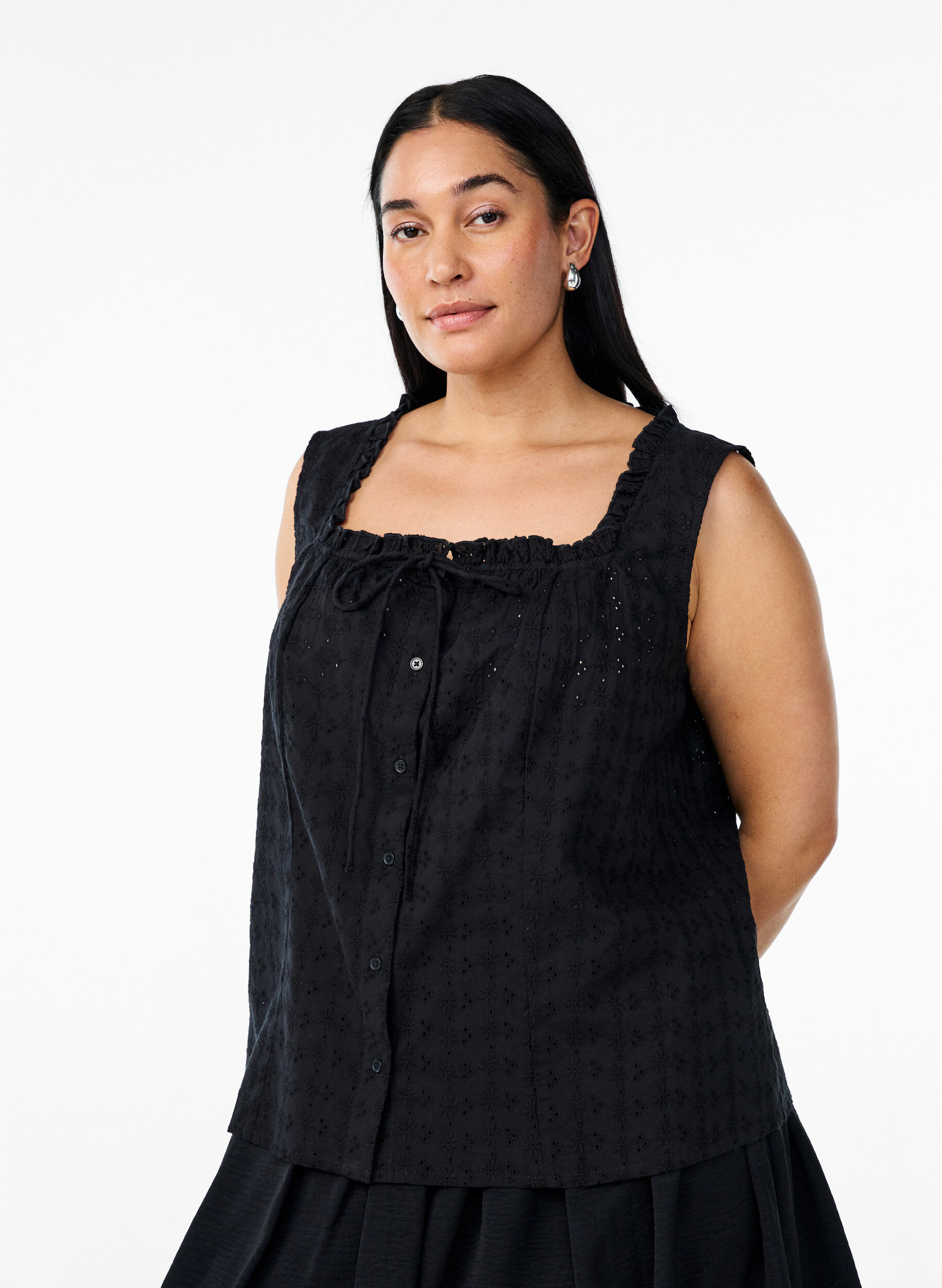 Zizzi Mouwloze blouse met broderie anglaise en ruches, Zwart, Model image number 0