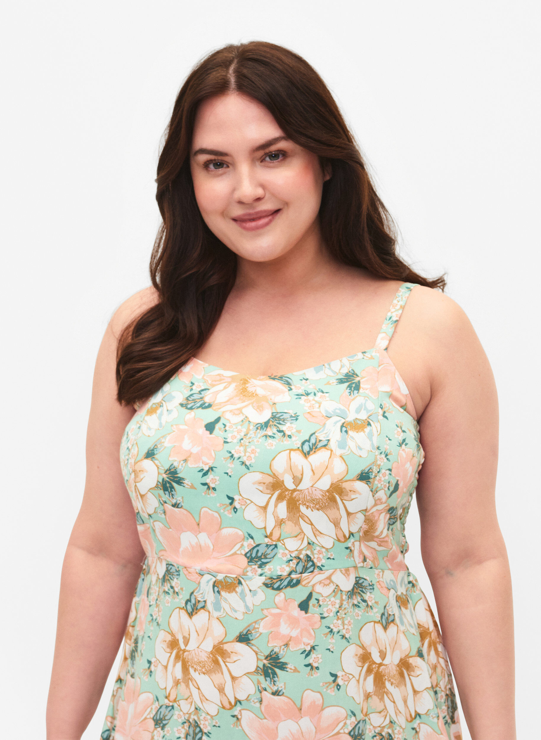 Zizzi Gebloemde viscose strappy jurk met smock, Green Flower, Model image number 2