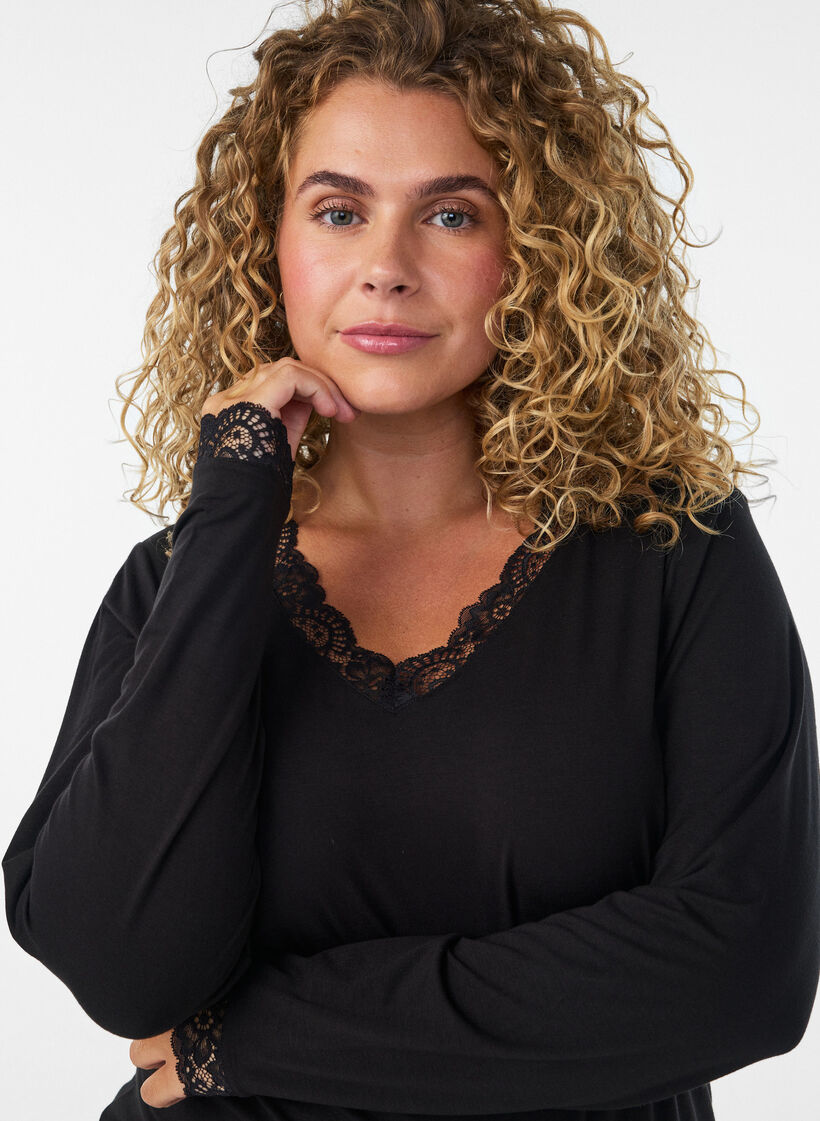 Viscose blouse met kanten afwerking en V-hals, Zwart, Model image number 3