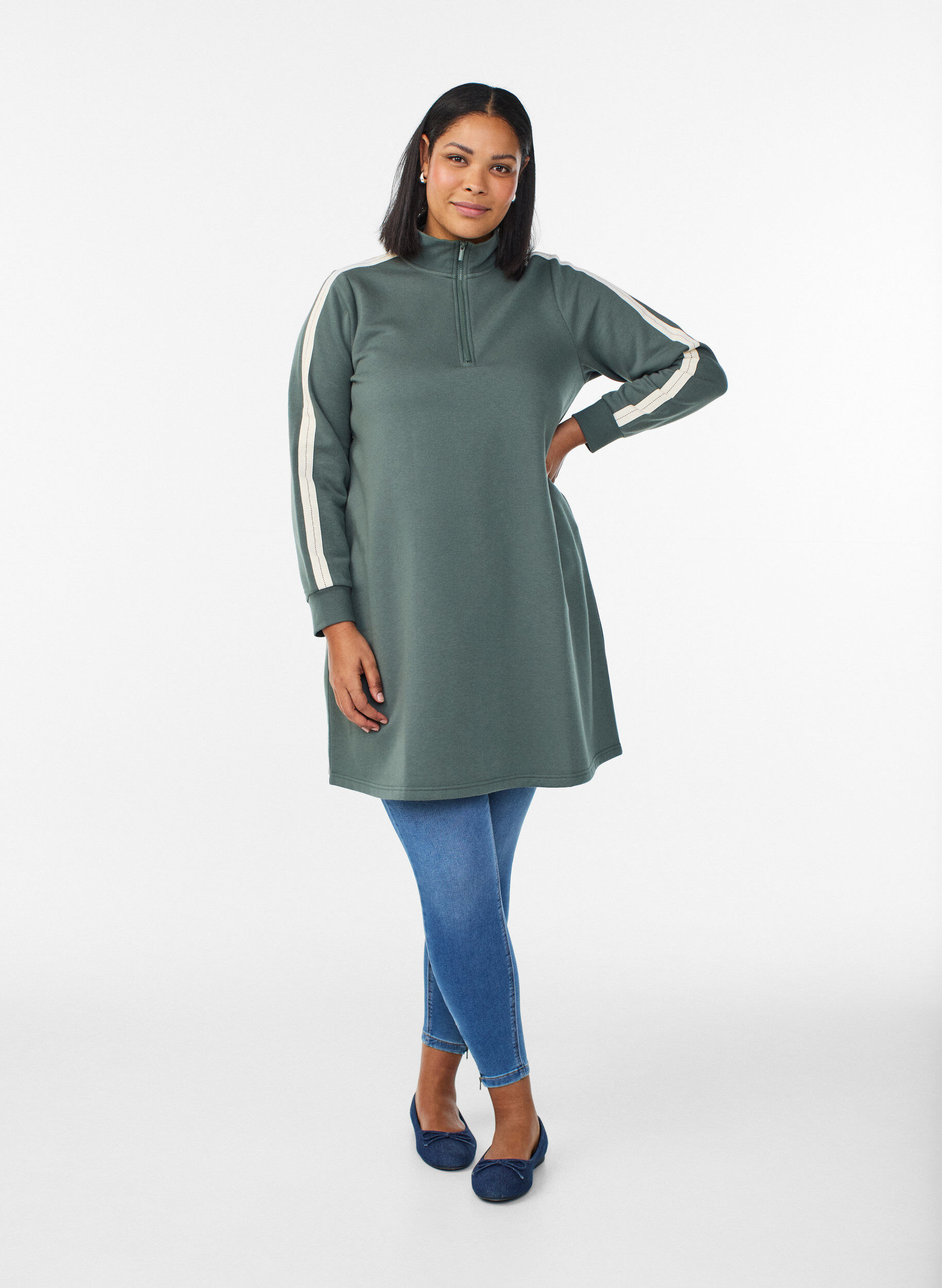 Zizzi Korte sweatshirtjurk met een hoge hals, Groen, Model image number 1