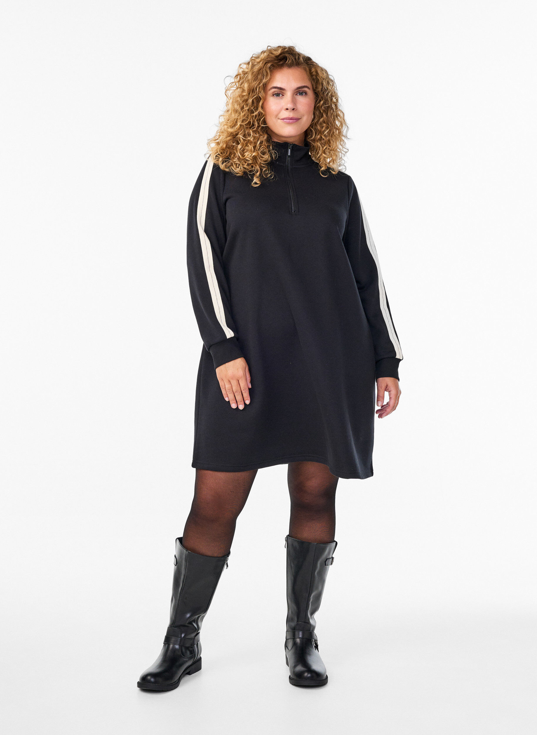 Zizzi Korte sweatshirtjurk met een hoge hals, Zwart, Model image number 1