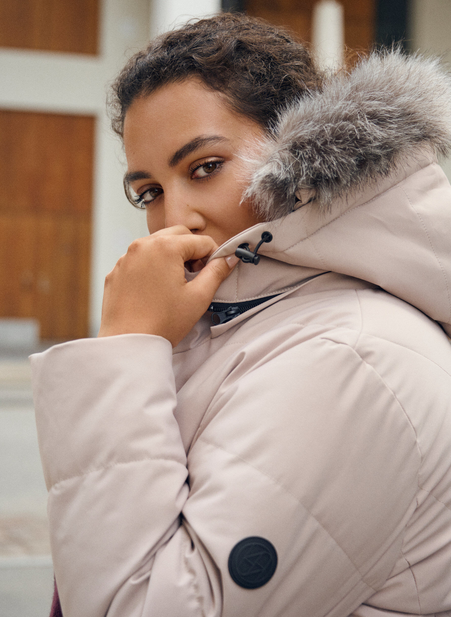 Lange winterjas met haaksluitingen en een nep bontkraag