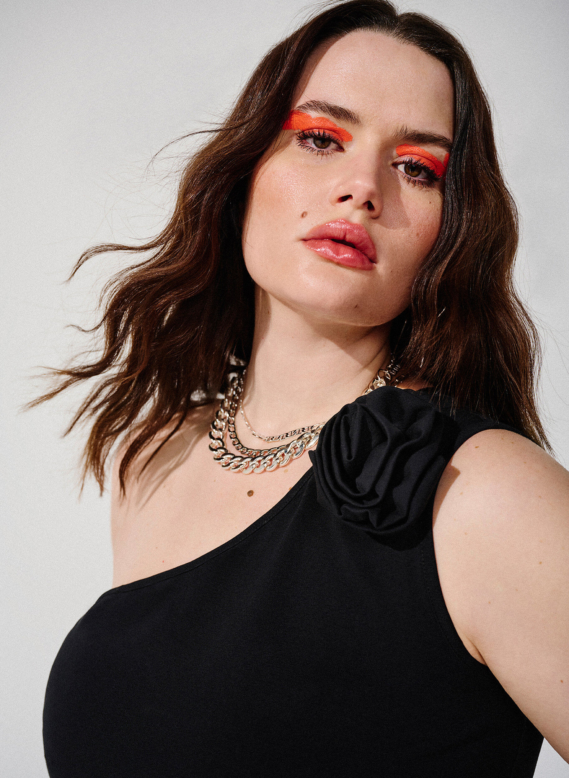 Zizzi Topje met &eacute;&eacute;n blote schouder met roos, Black, Image image number 0