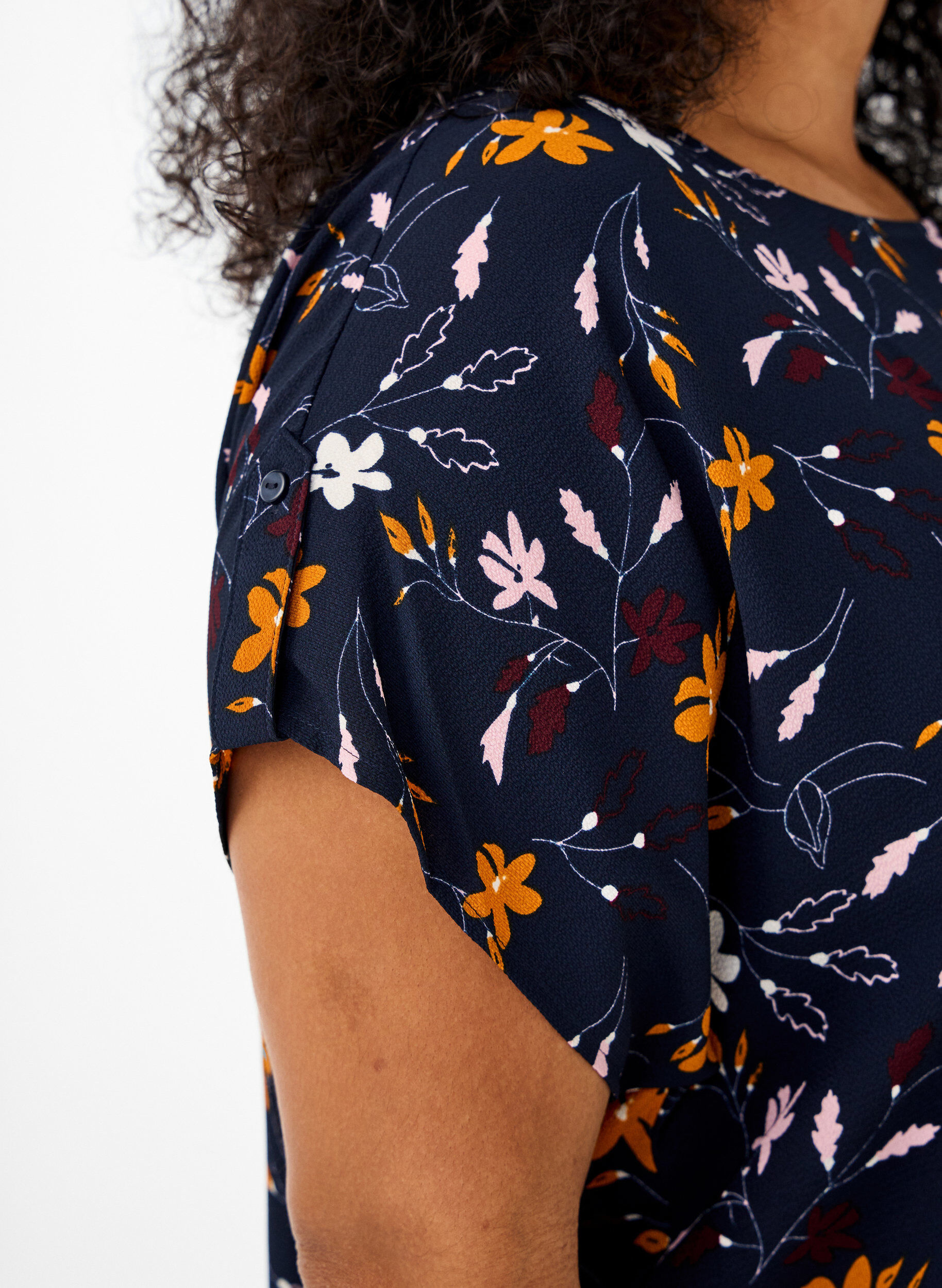 Zizzi Blouse met korte mouwen met bloemenprint, Sky Captain Flower, Model image number 2