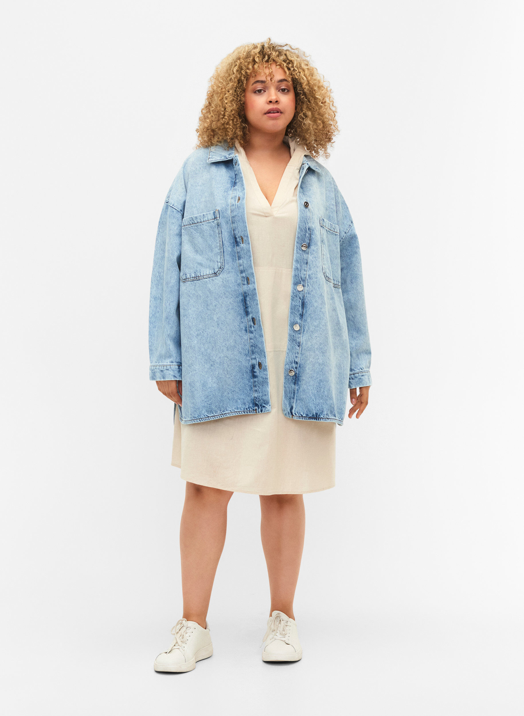 Zizzi Loszittend spijkerjack met knopen, Light blue denim, Model image number 2
