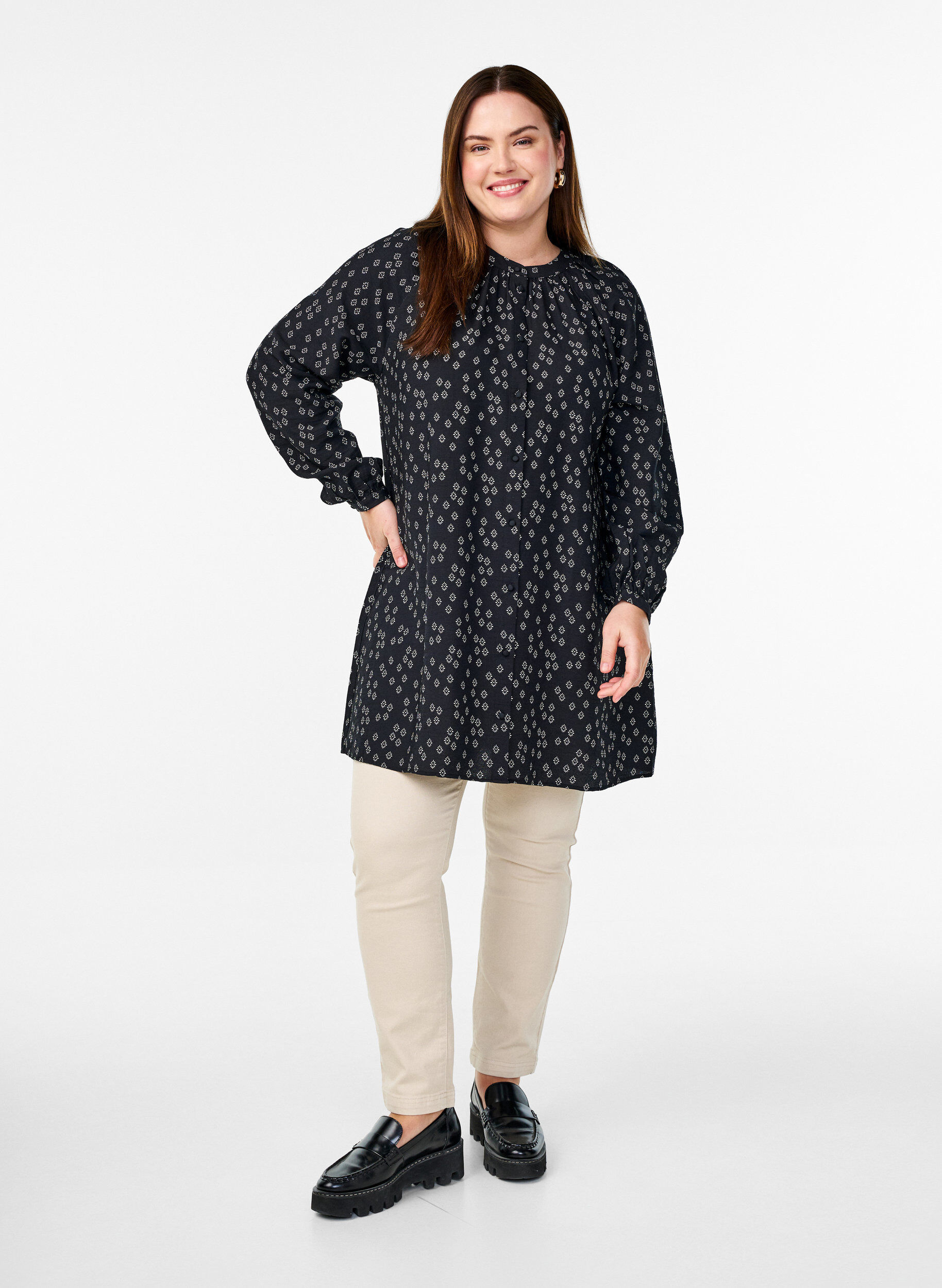 Zizzi Tunic met lange mouwen en bloemenprint, Zwart, Model image number 1