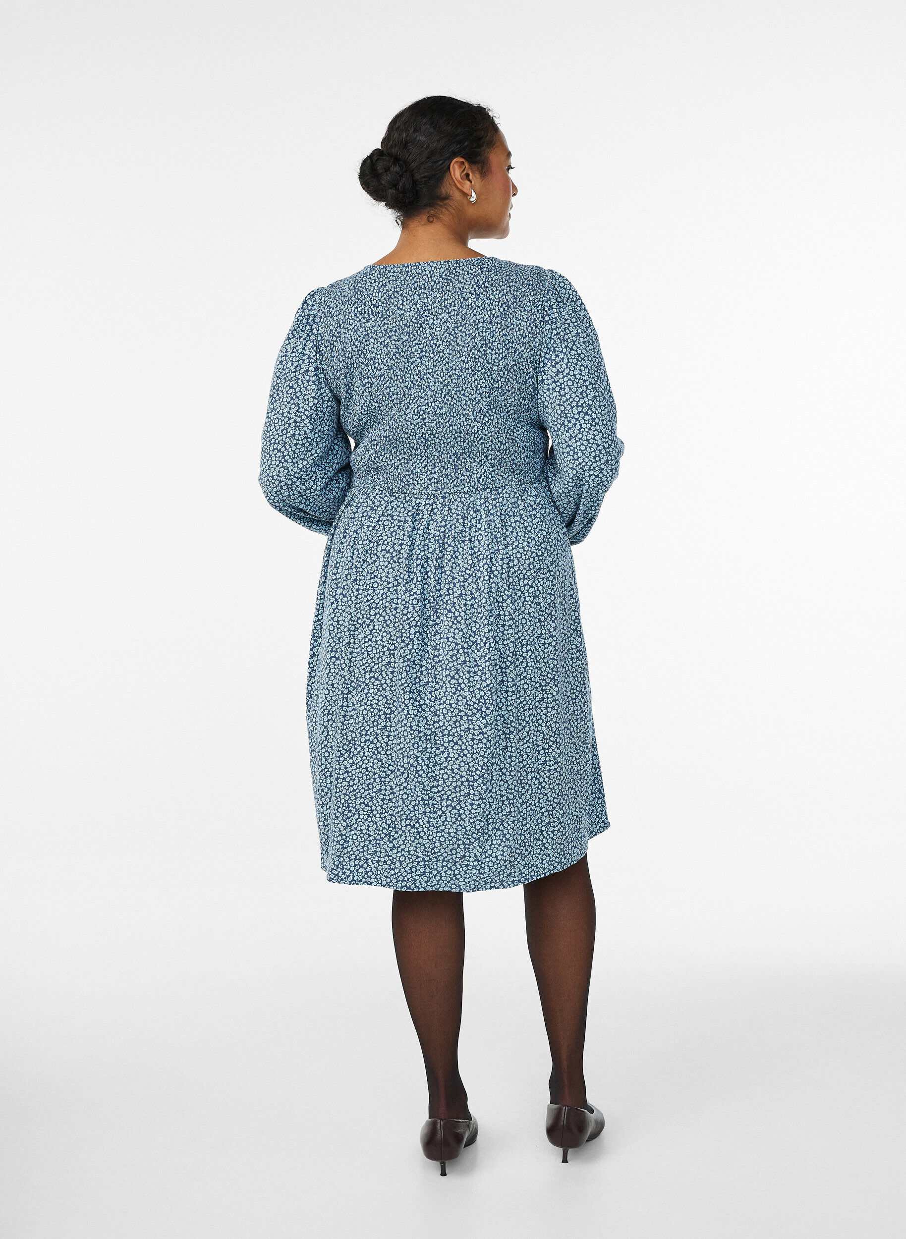 ZizziJurk met een gesmokte top en fijn bloemetjespatroon, Blauw, Model image number 2