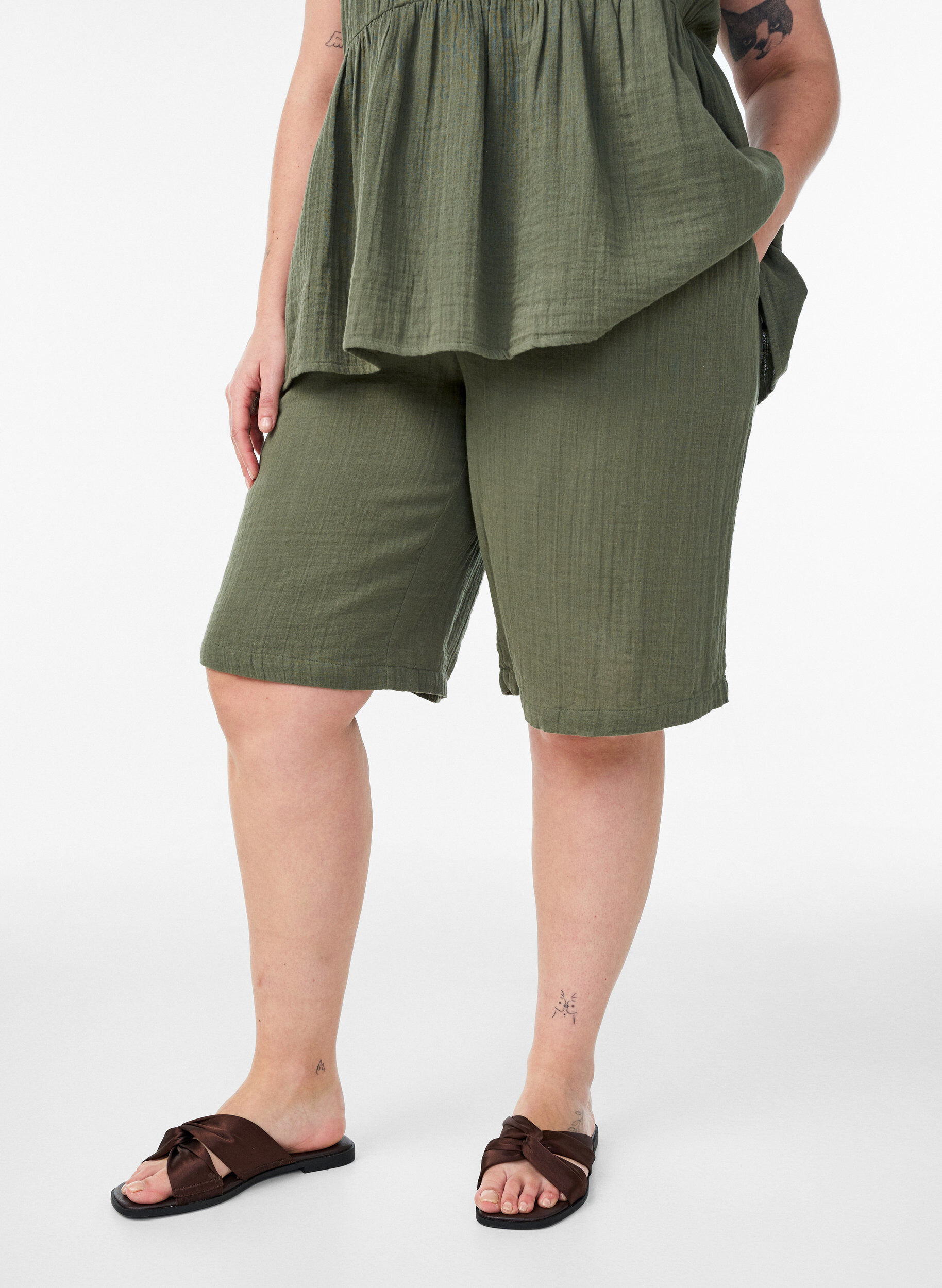 Zizzi Los katoenen mousseline shorts met een hoge taille, Groen, Model image number 3