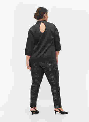 Gedessineerde Emily jeans met klinknagels, Black AOP, Model image number 1