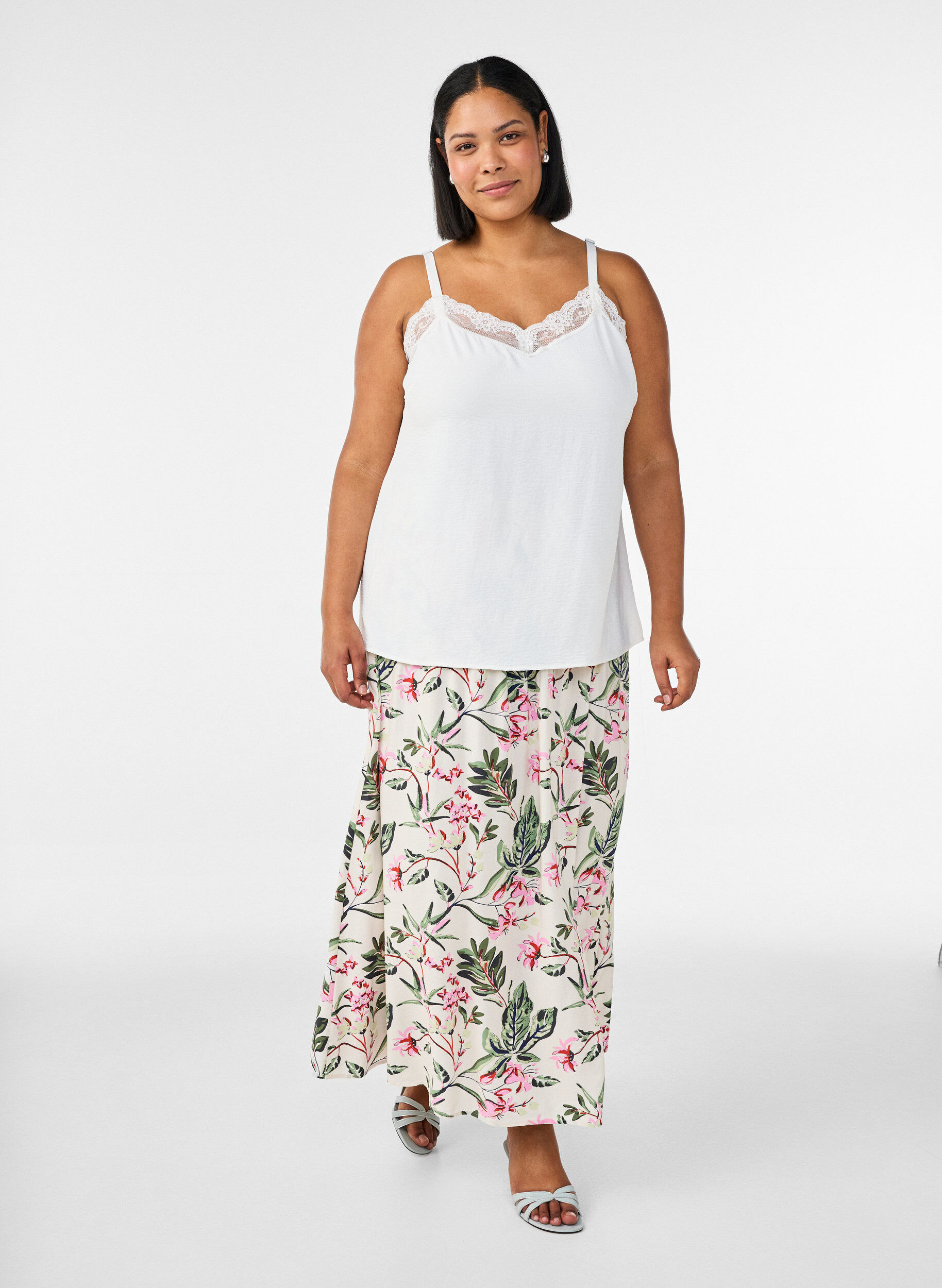 Zizzi Cami top met V-hals en kanten rand, Vanille, Model image number 1