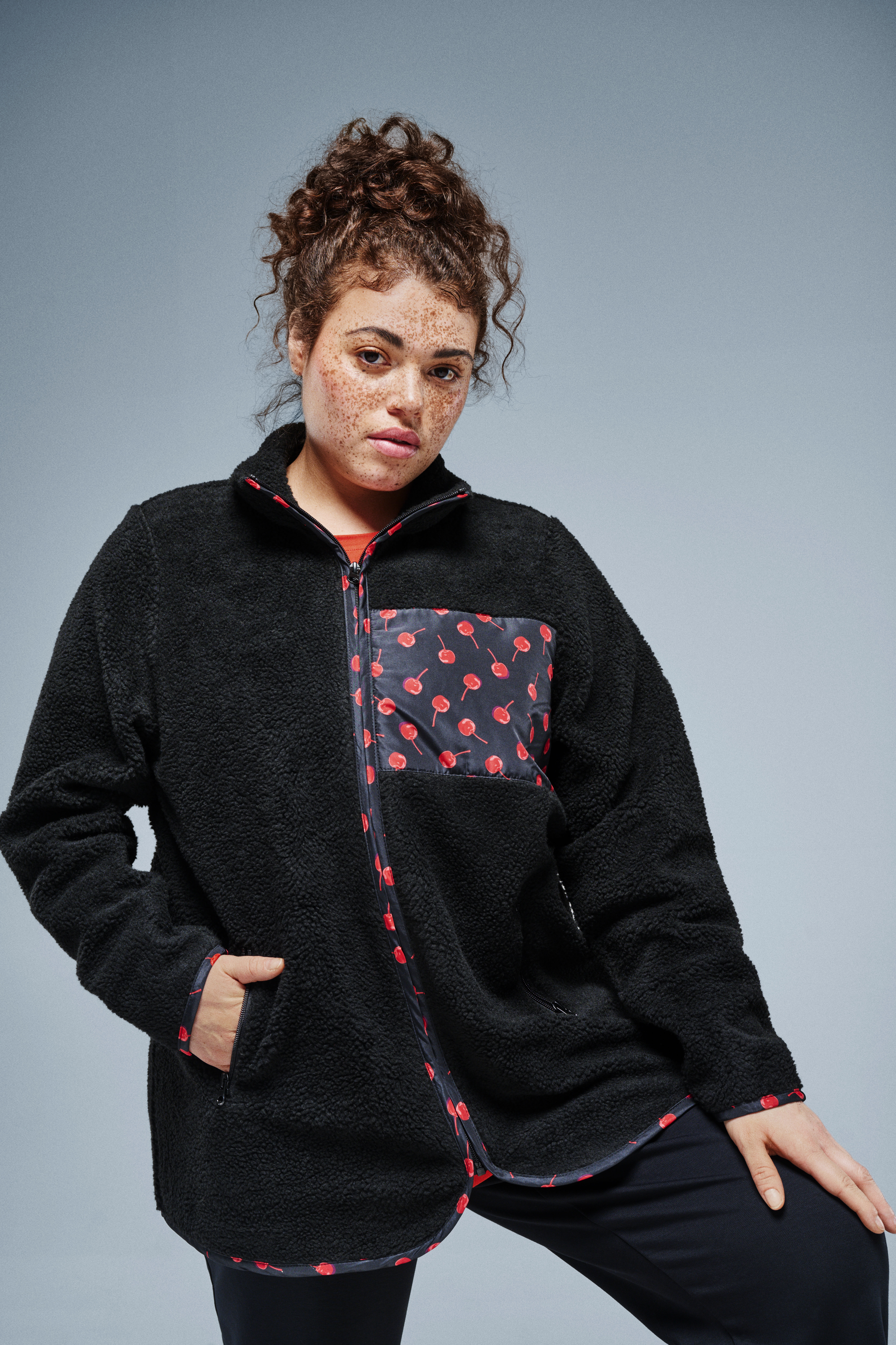 Zizzi Teddyfleece jas met kersen details, , Model