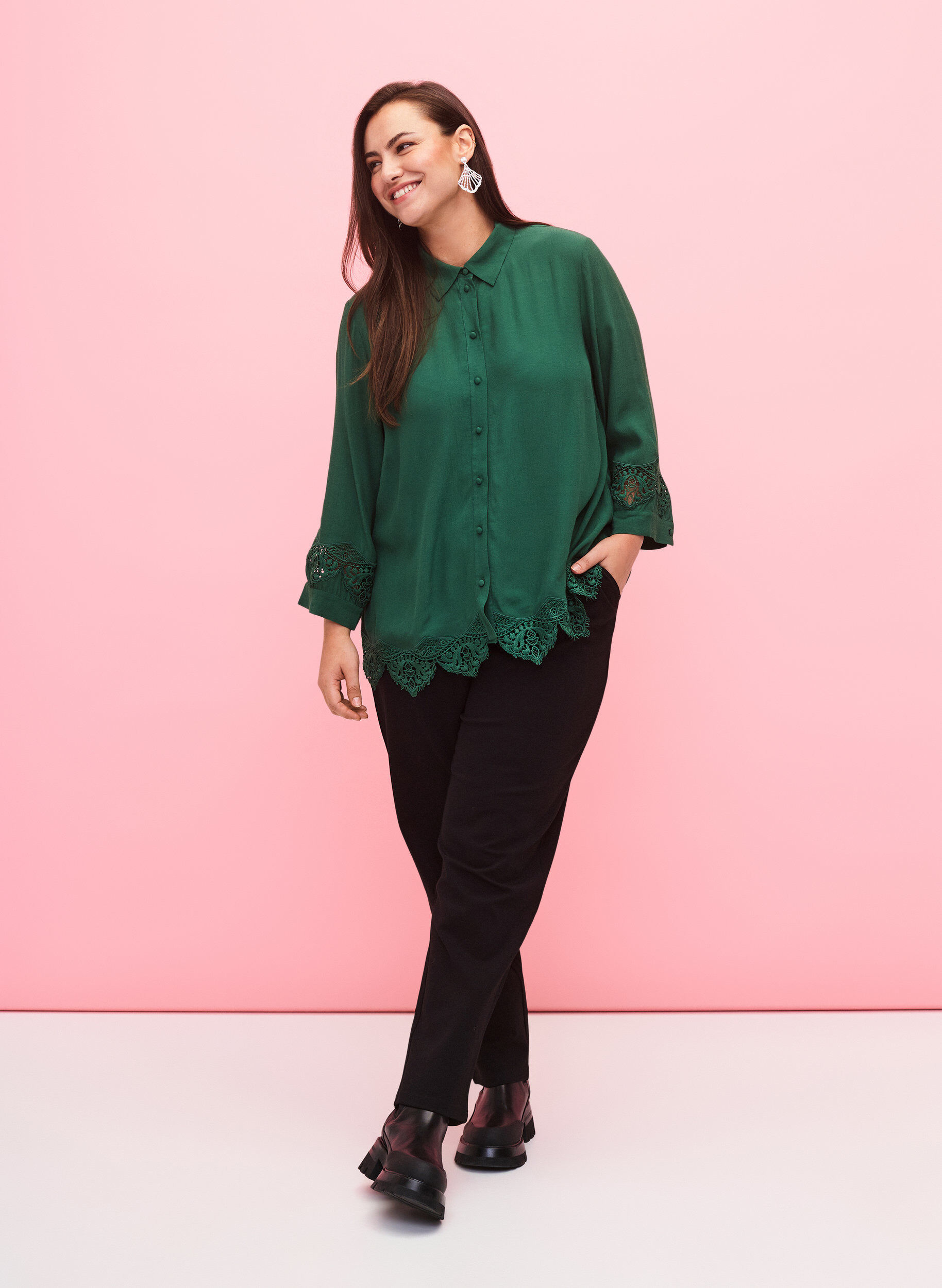 Zizzi Viscose shirt met 3/4 mouwen en borduurdetails, Hunter Green, Model image number 2