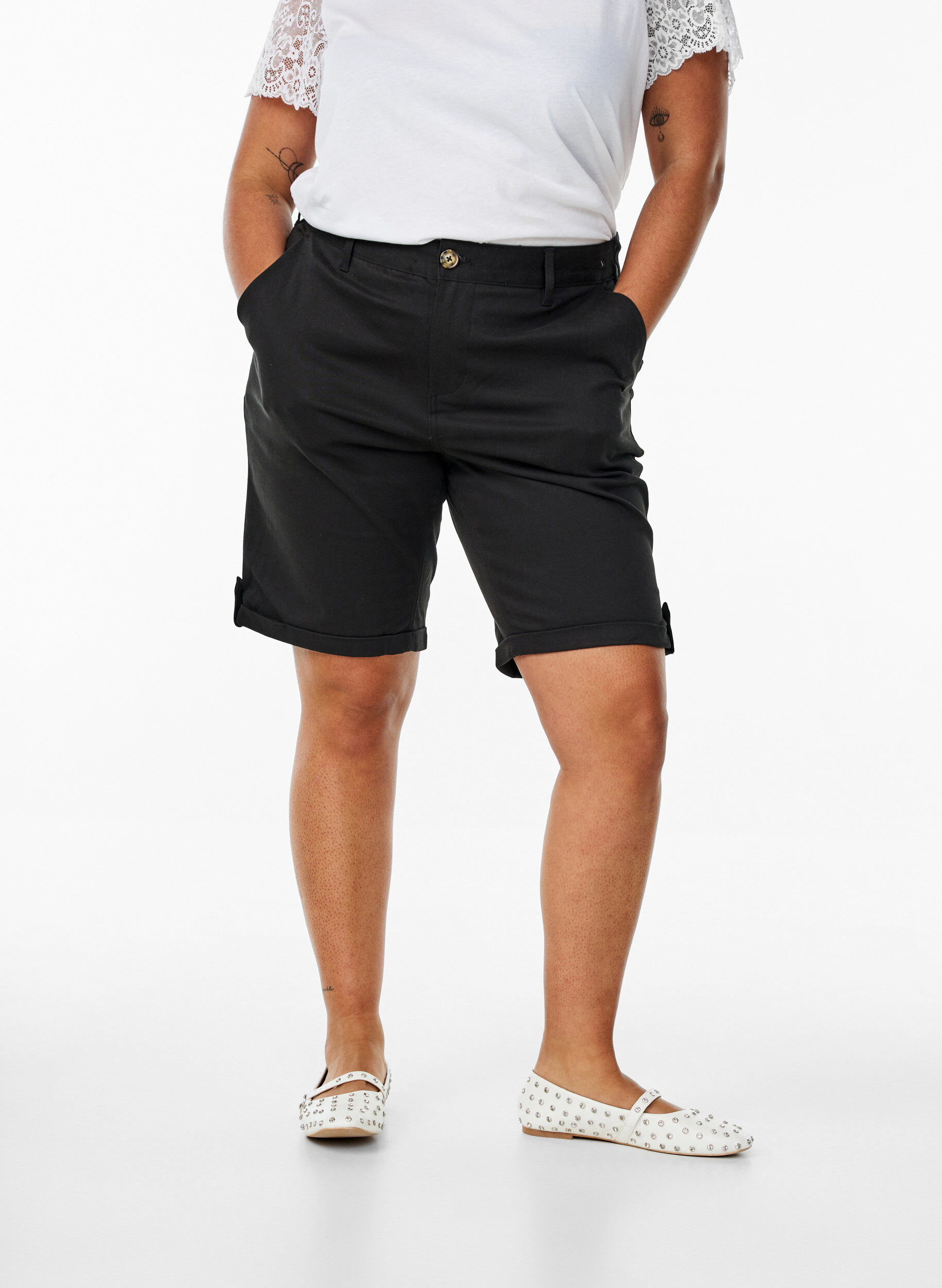 Zizzi Chino shorts met zakken, Zwart, Model image number 3