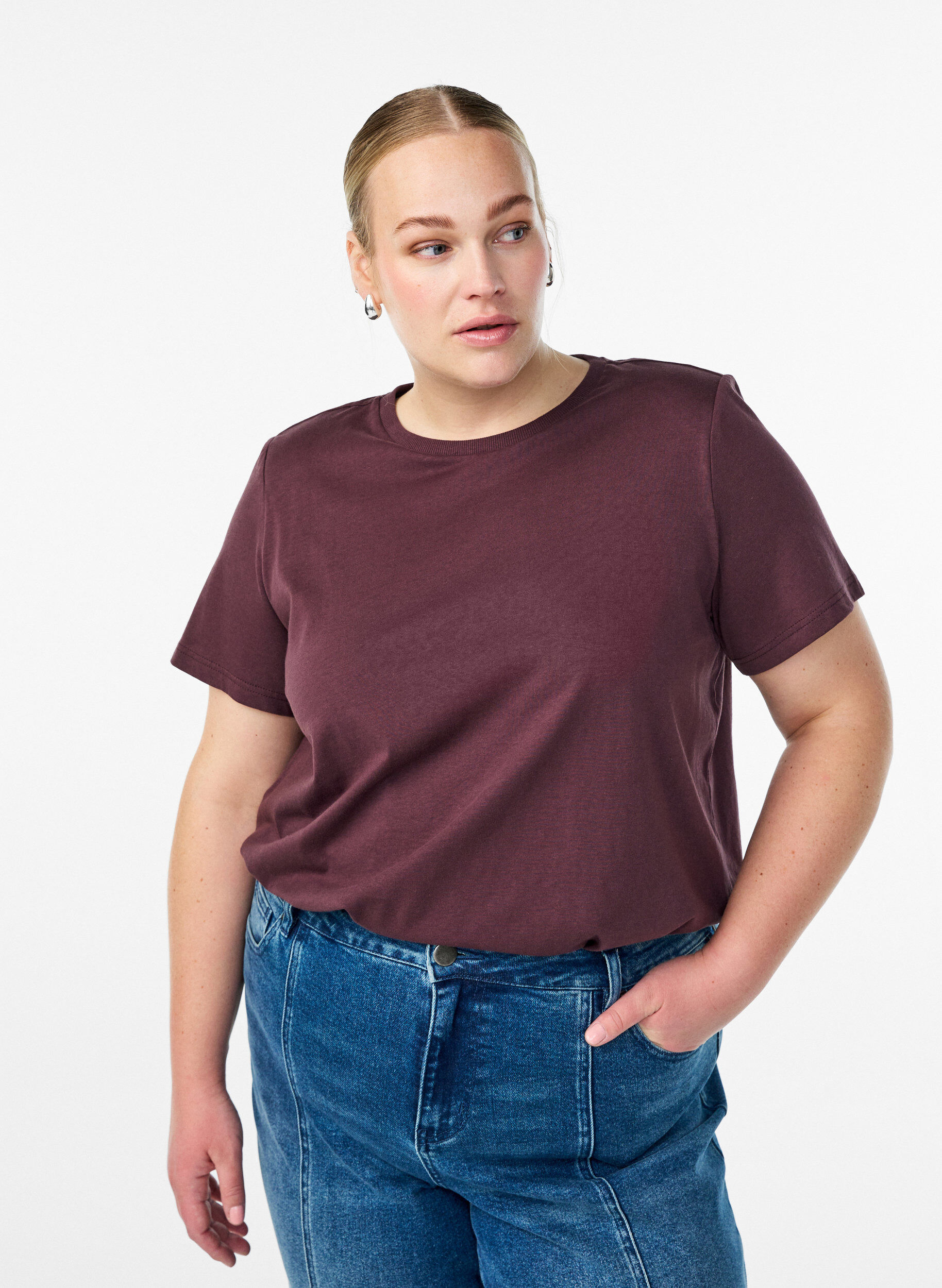 Basic katoenen T-shirt met schoudervullingen, Donker Bordeaux, Model