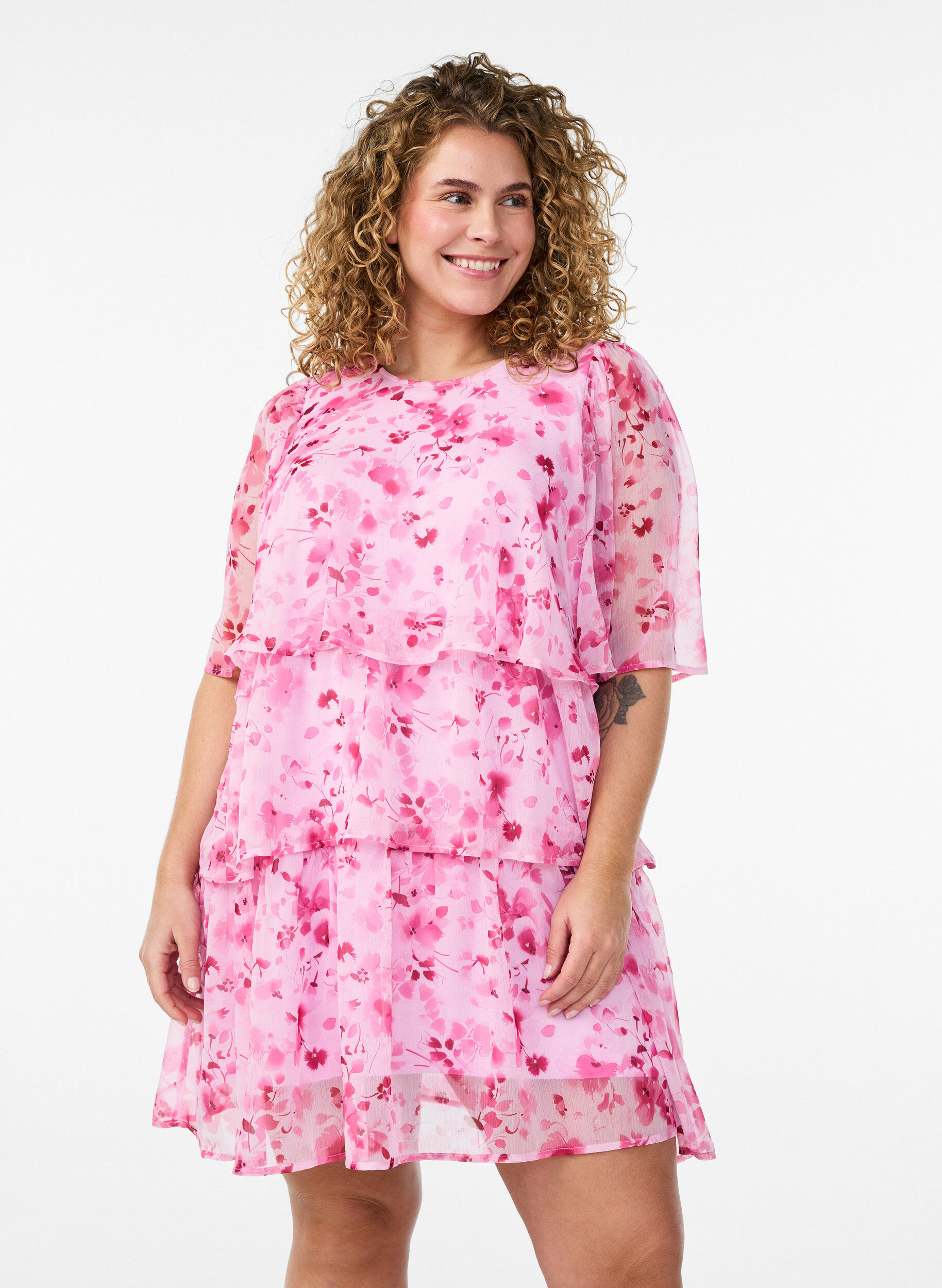 Zizzi Korte jurk met chiffonlook, bloemenprint en volantlagen, Roze, Model image number 0