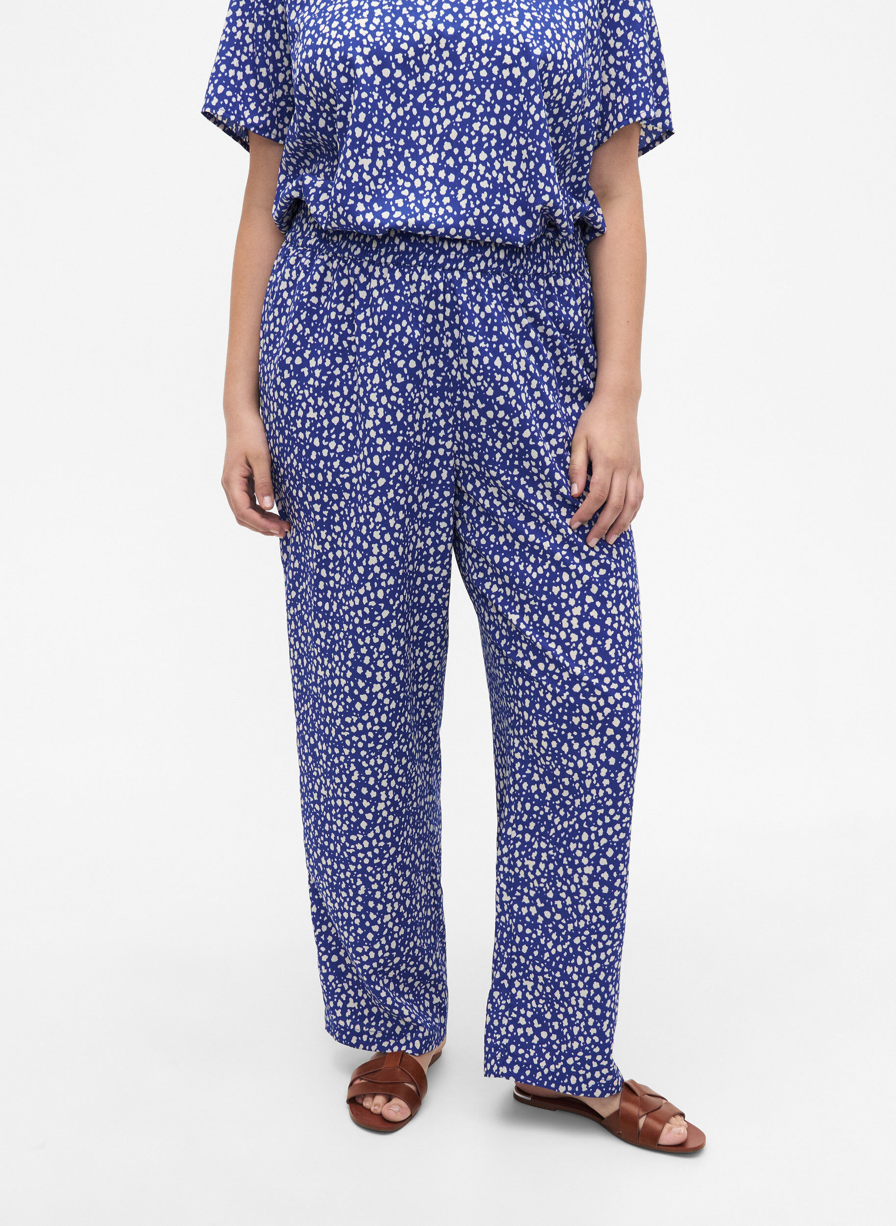 Zizzi FLASH - Broek met print en zakken, Surf the web Dot, Model image number 2