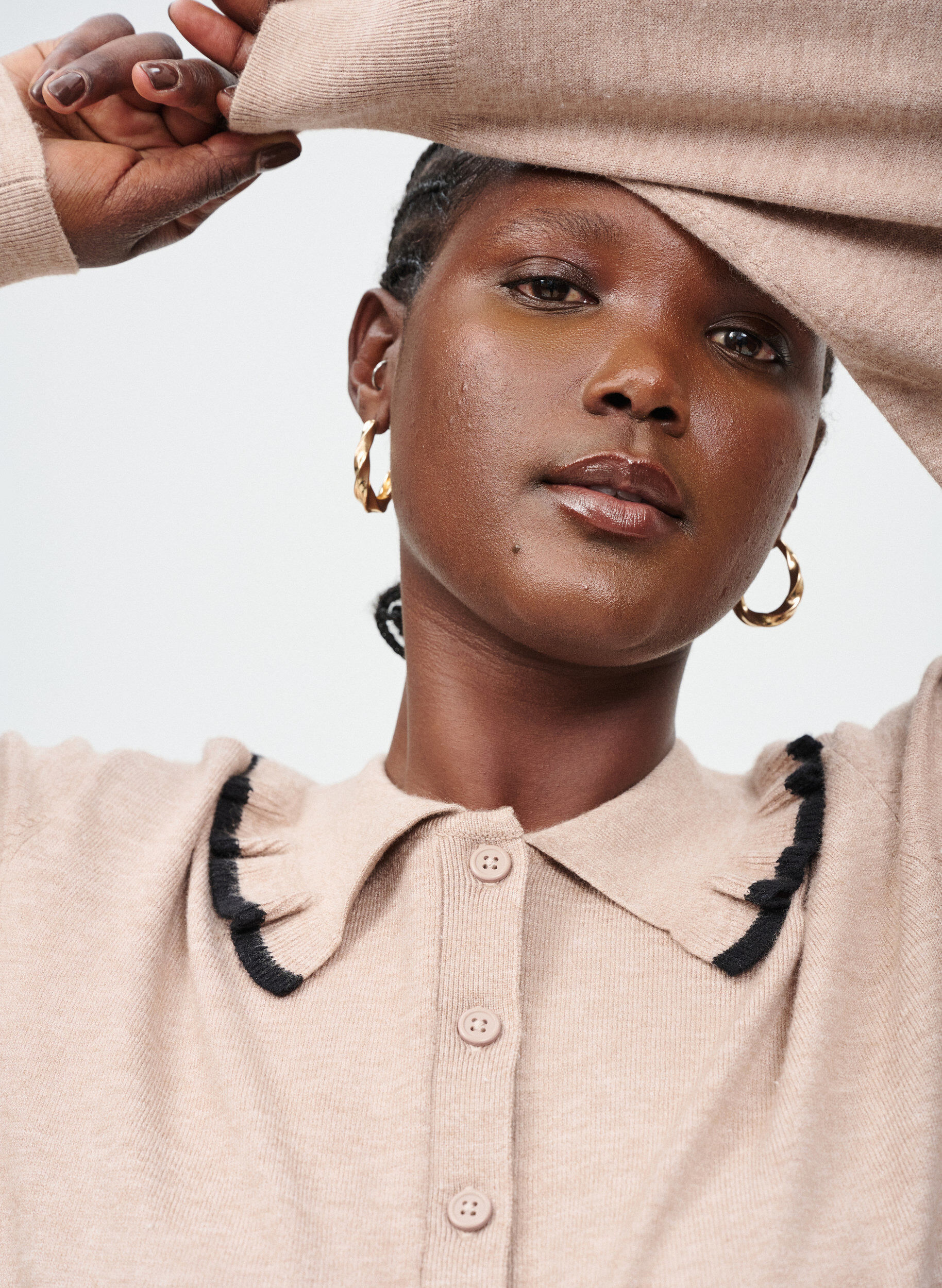 Zizzi Gebreide blouse met een kraag en contrasterende ruches, Beige, Image image number 0