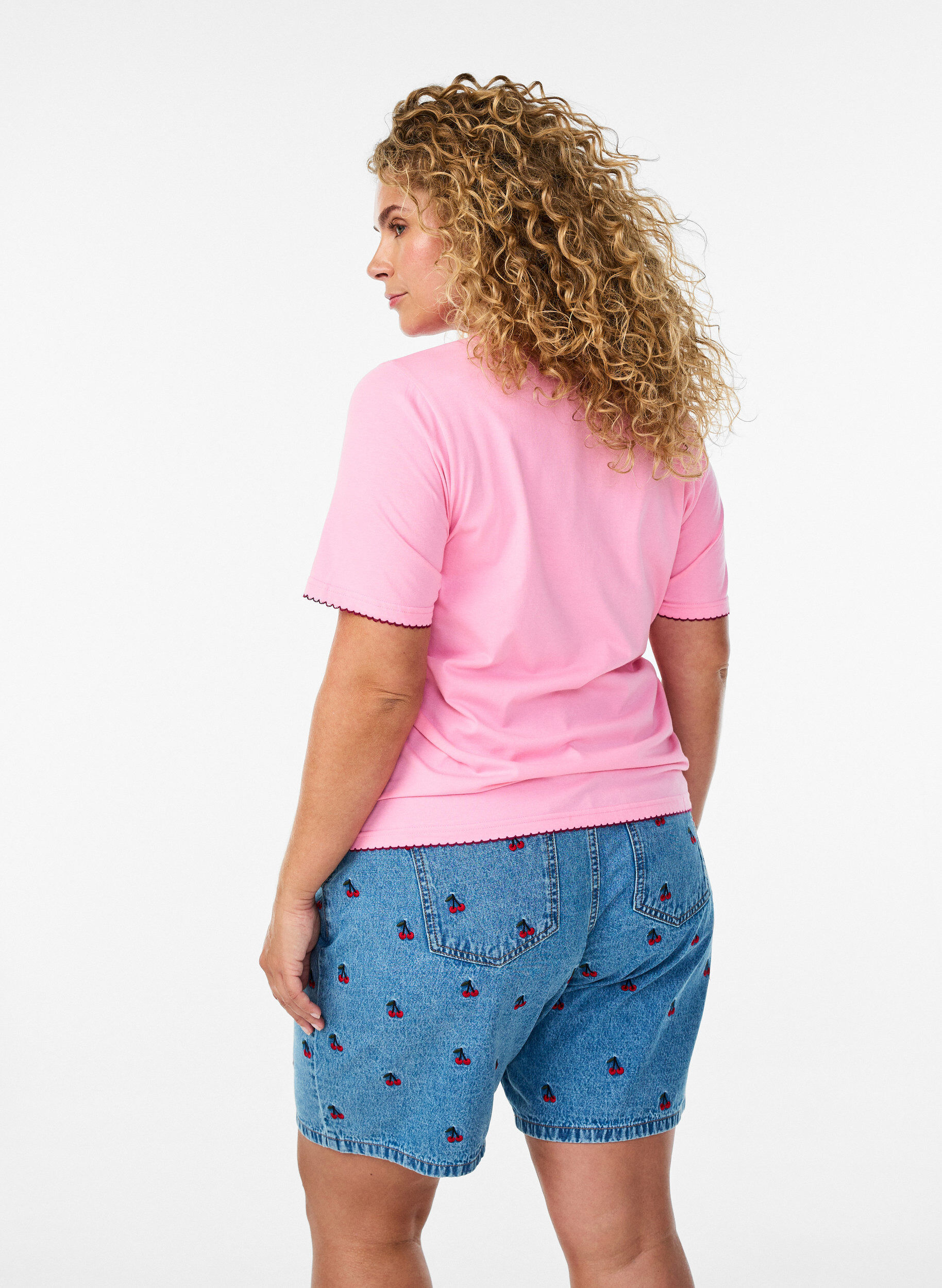 Zizzi Geborduurde denim shorts, Blauw, Model image number 2