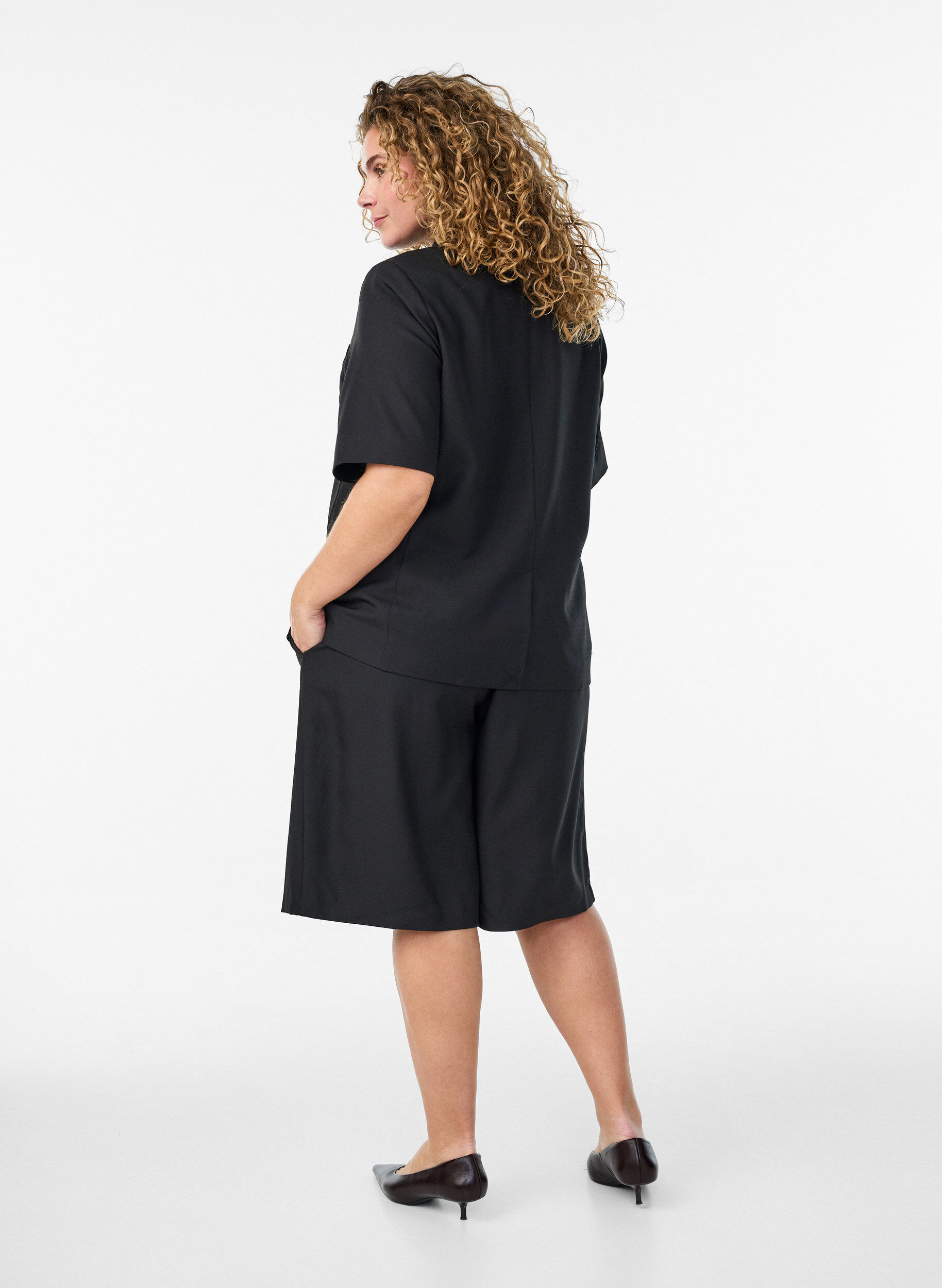 Zizzi Losse Bermuda-shorts met hoge taille, Zwart, Model image number 2