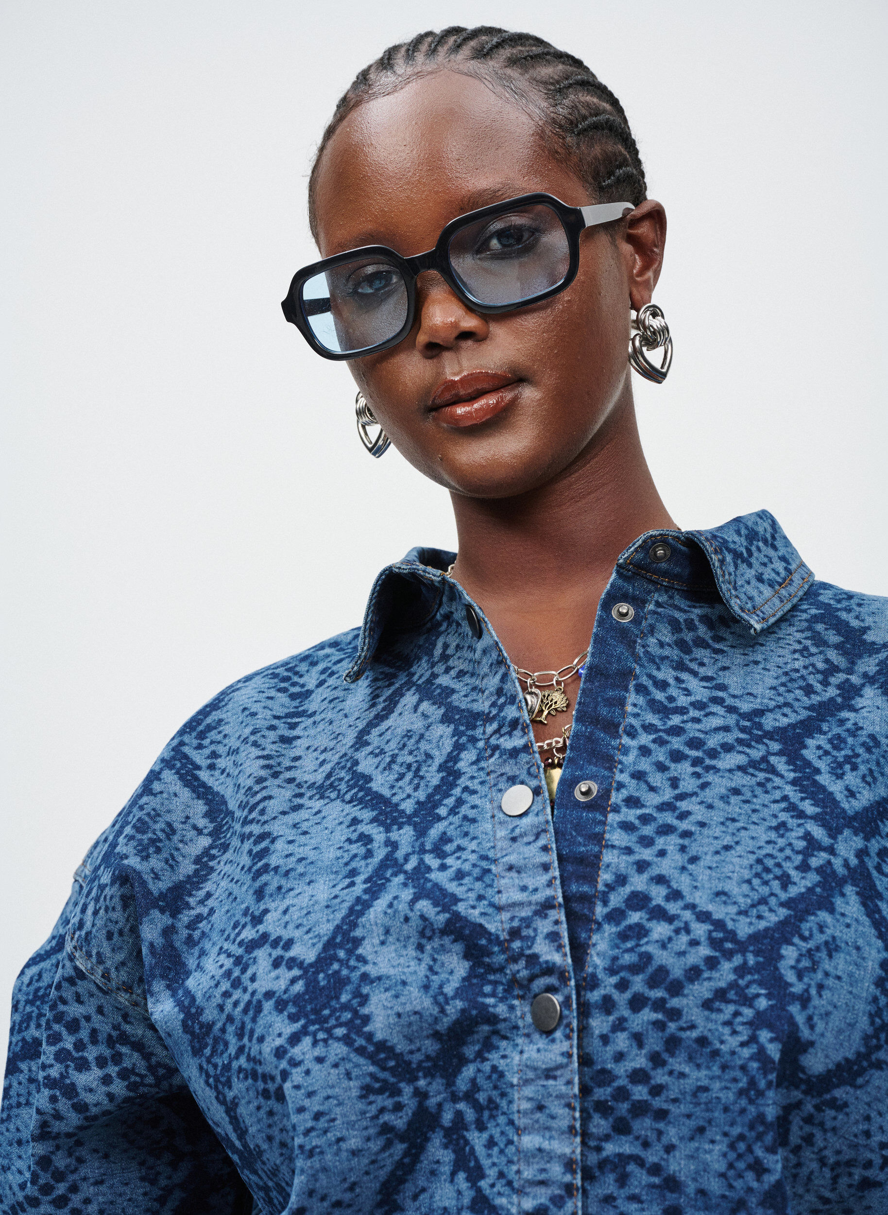 Zizzi Losse denimblouse met slangenprint, Blauw, Image image number 0