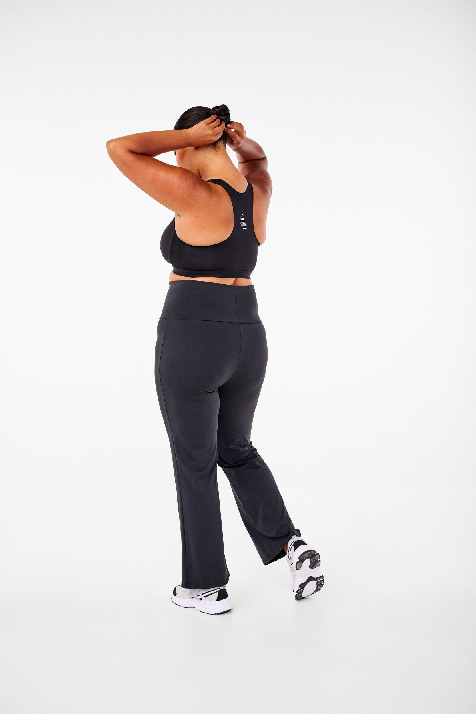 Zizzi Uitlopende trainingsbroek met hoge taille, Zwart, Model image number 2