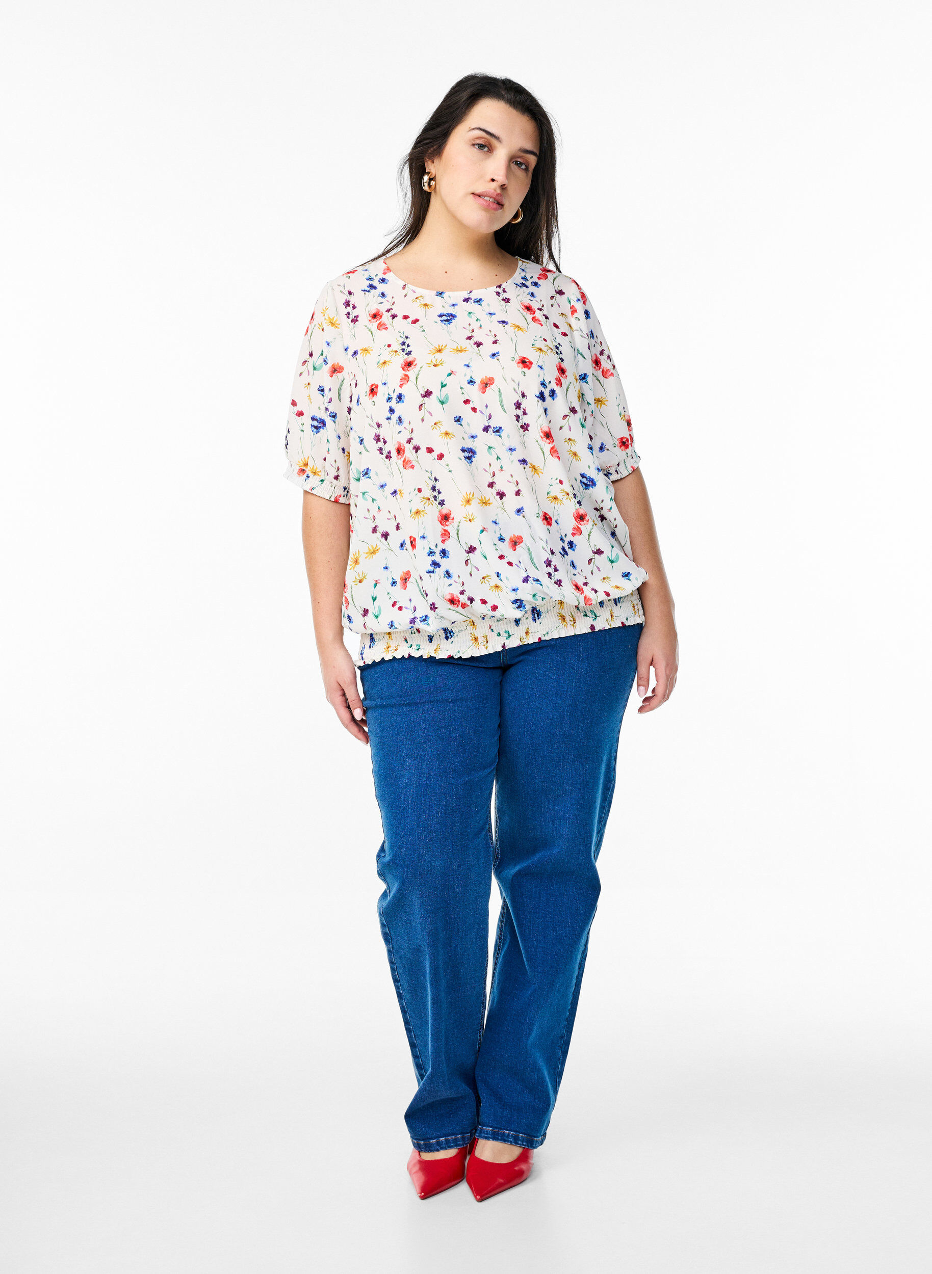 Zizzi Gebloemde blouse met smokwerk, Blauw, Model image number 1