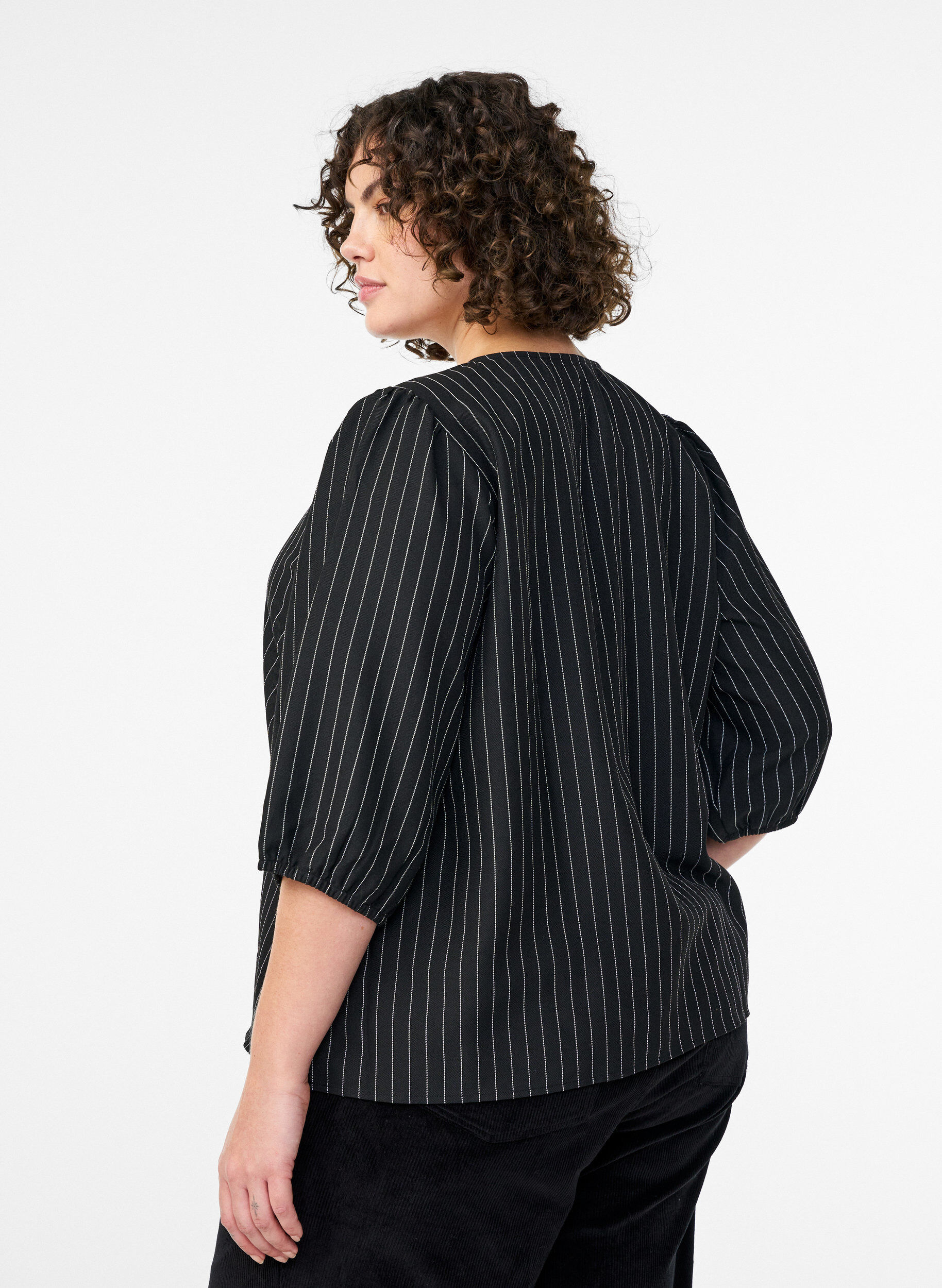 Zizzi Blouse met krijtstrepen en strikjes, Zwart, Model image number 2