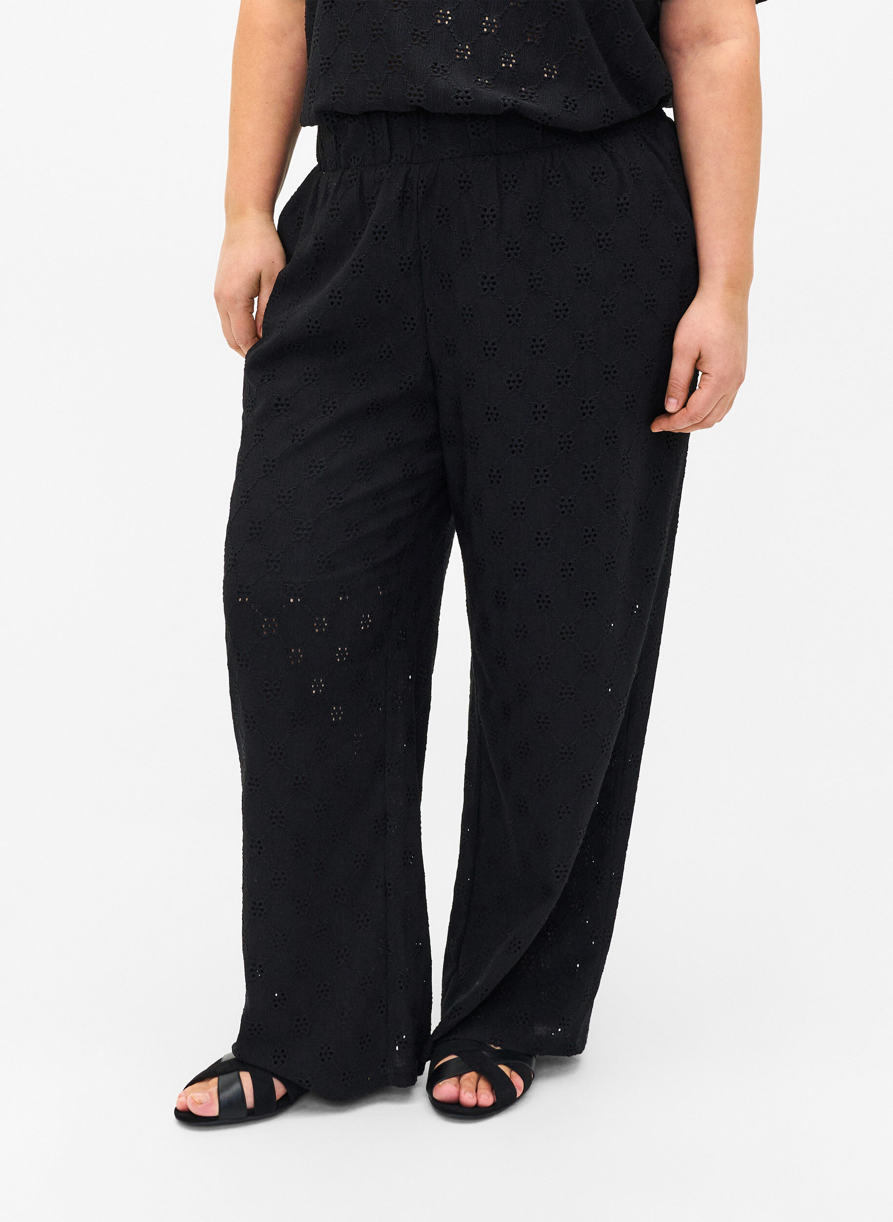Zizzi Soepelvallende broek met gaatjesmotief, Black, Model image number 2