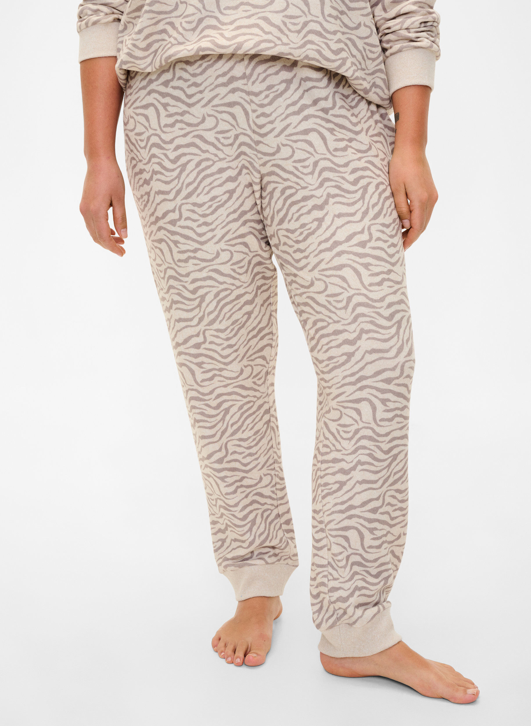Zizzi Velours broek met print, Pink Tint AOP, Model image number 2