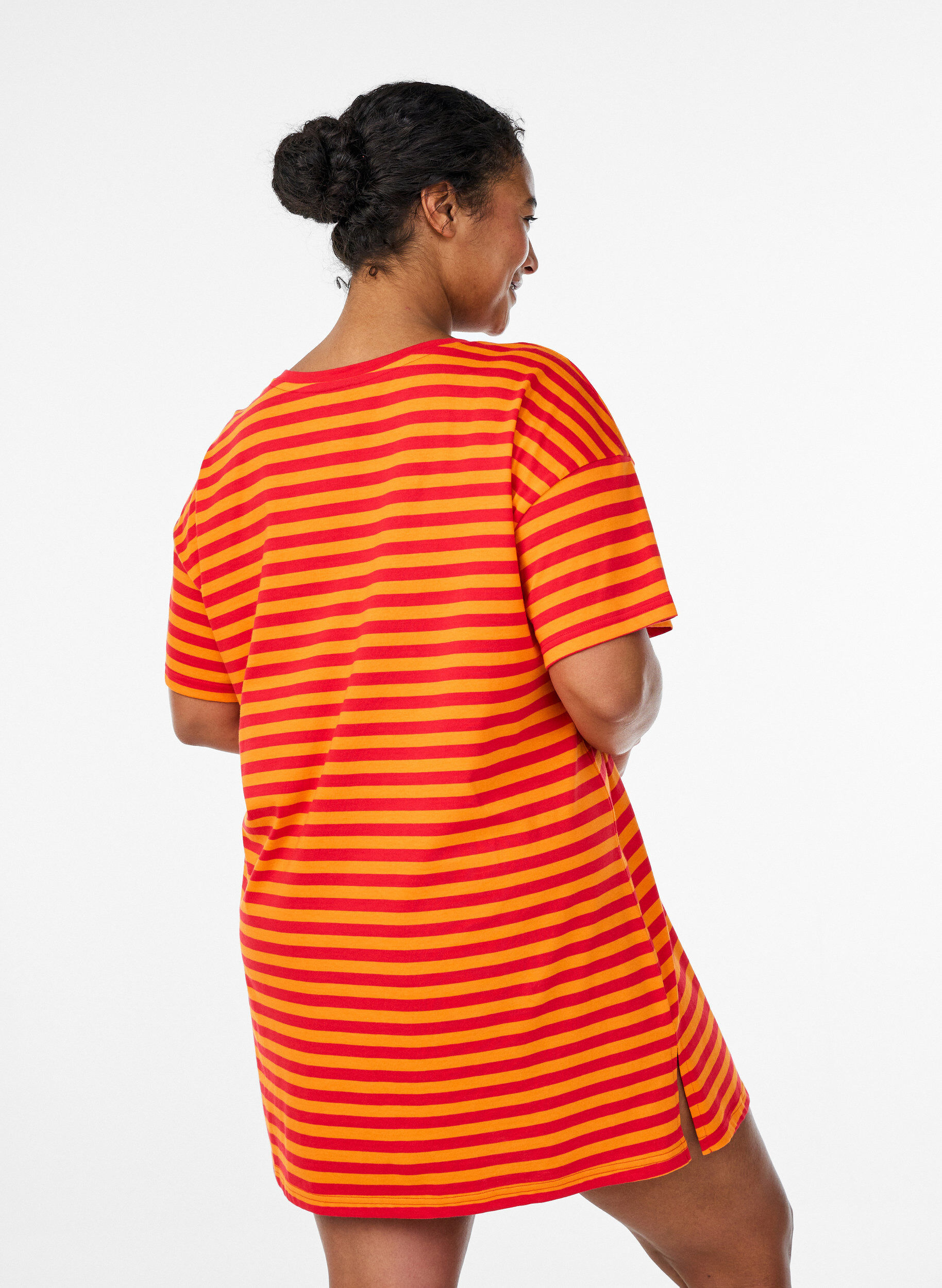 Zizzi Lang gestreept nacht T-shirt, Rood, Model image number 2