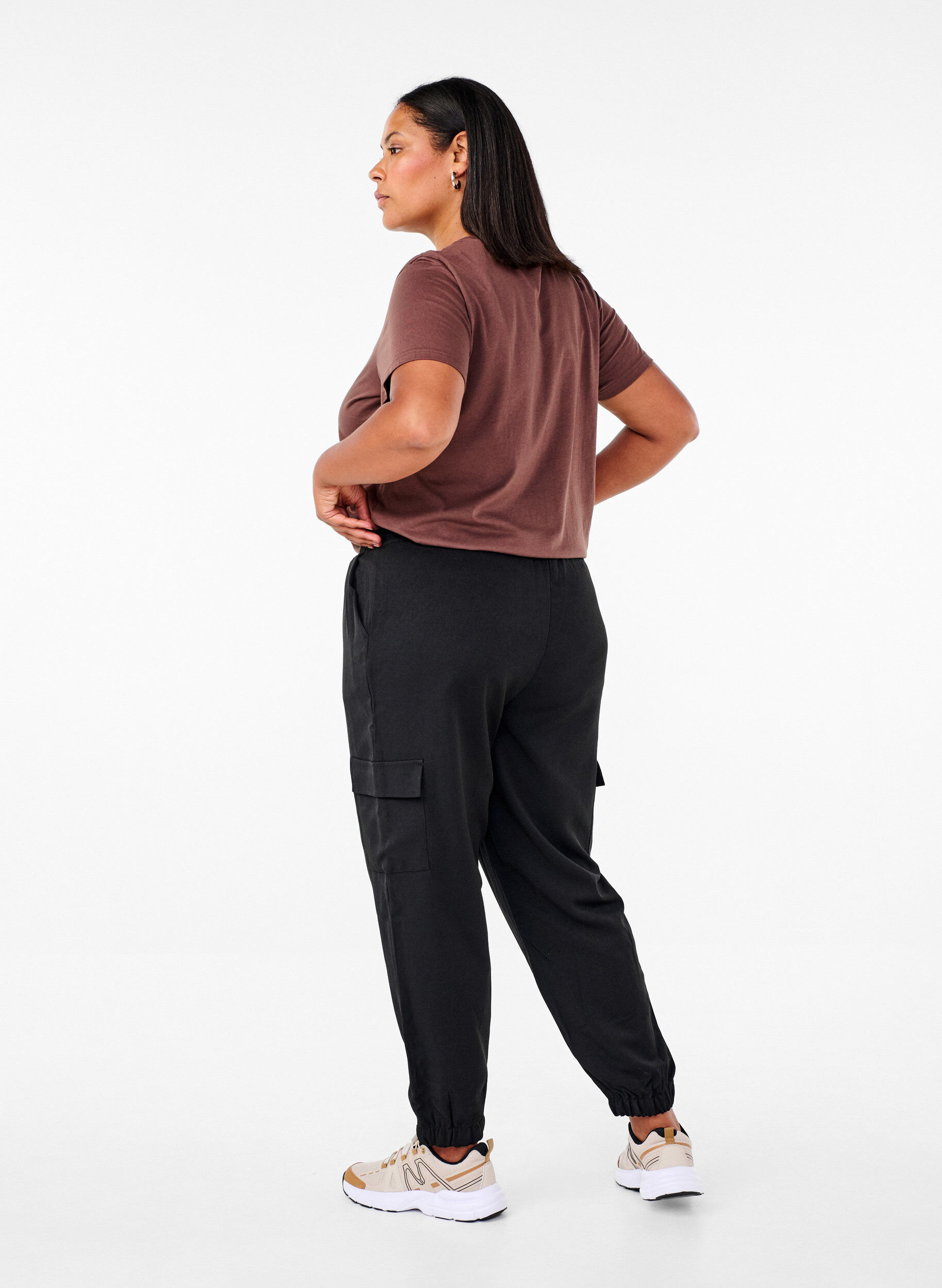 Zizzi Broek met cargozakken en een elastische taille, Zwart, Model image number 1