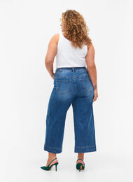 Cropped jeans met flare, Blue denim, Model