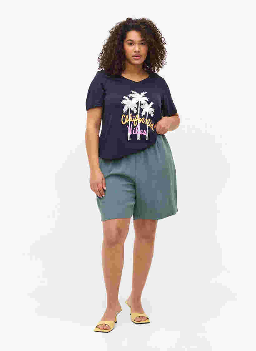 Losse viscose shorts, Balsam Green, Model image number 2
