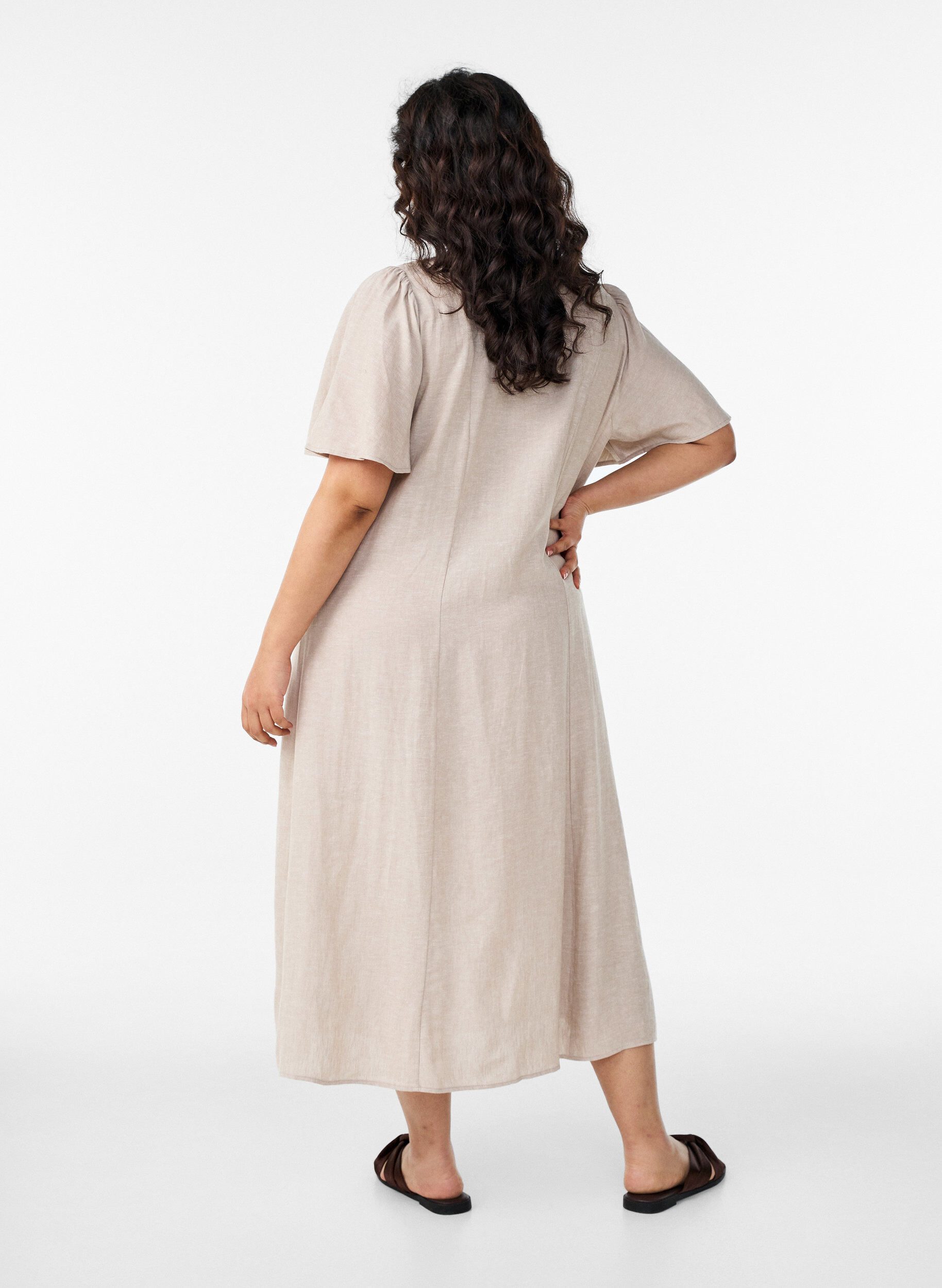 ZizziMidi jurk in linnen en viscose met ruchesmouwen, Beige, Model image number 1