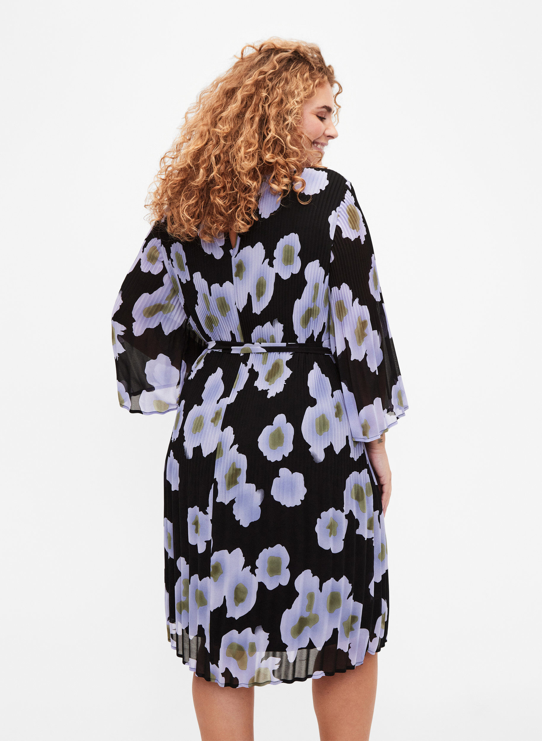 Zizzi Bedrukte geplooide jurk met bindband, Black w. Floral, Model image number 1
