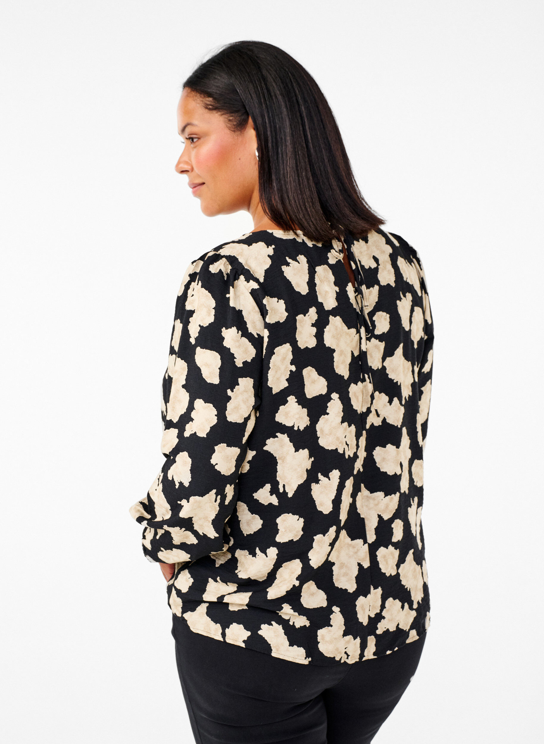 Zizzi Blouse met lange mouwen, print en strikjes, Zwart, Model image number 2