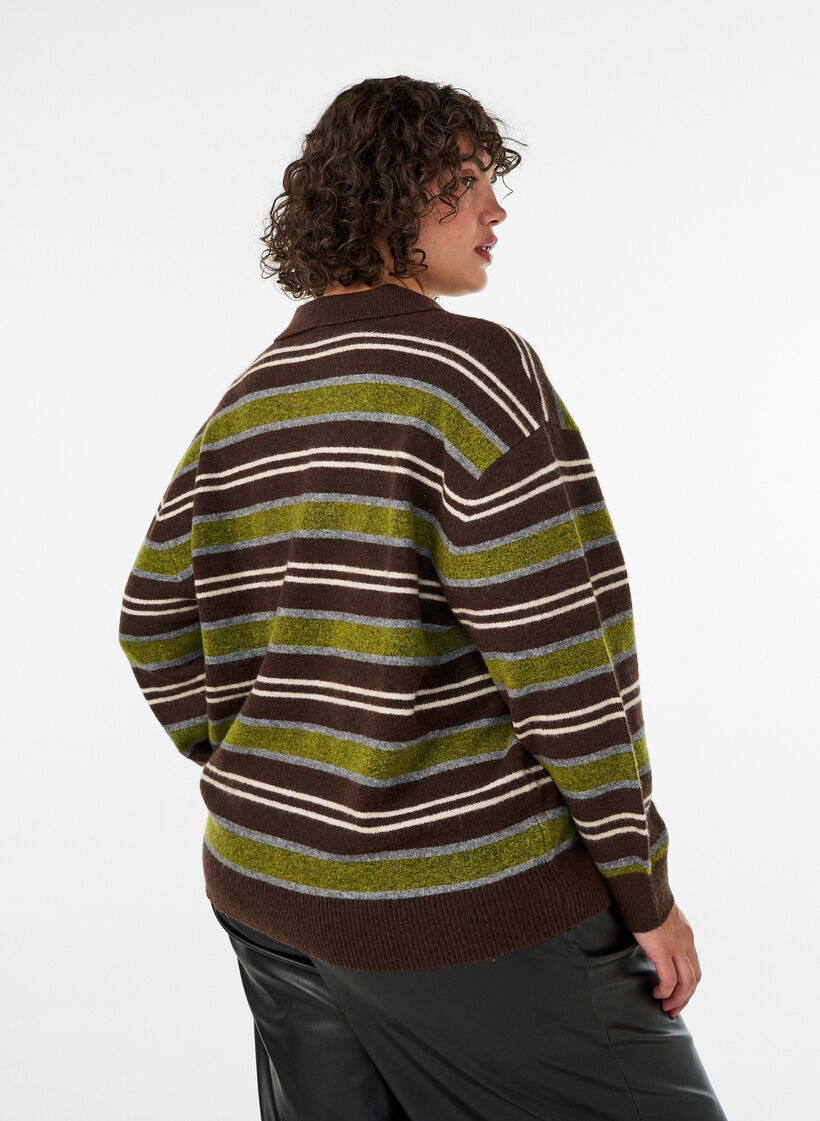 Gebreide blouse met strepen en polokraag, Bruin, Model