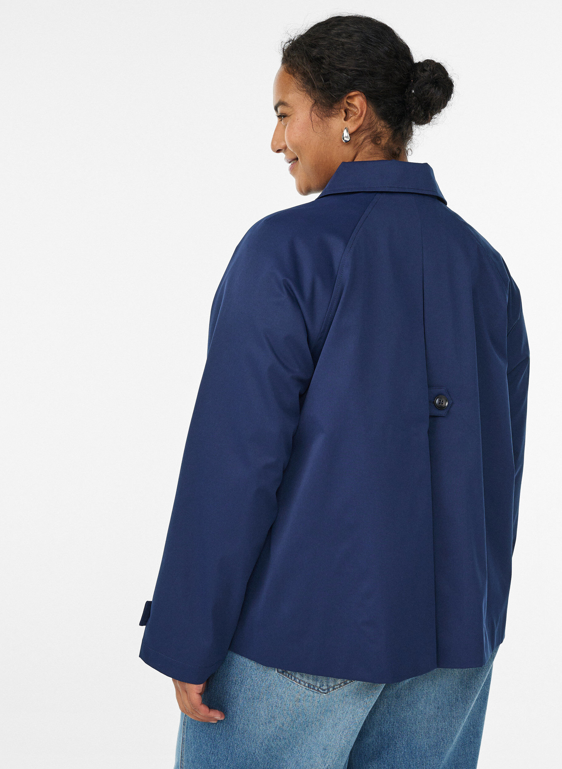 Zizzi Korte trenchcoat met kraag en raglanmouwen, Blauw, Model image number 2