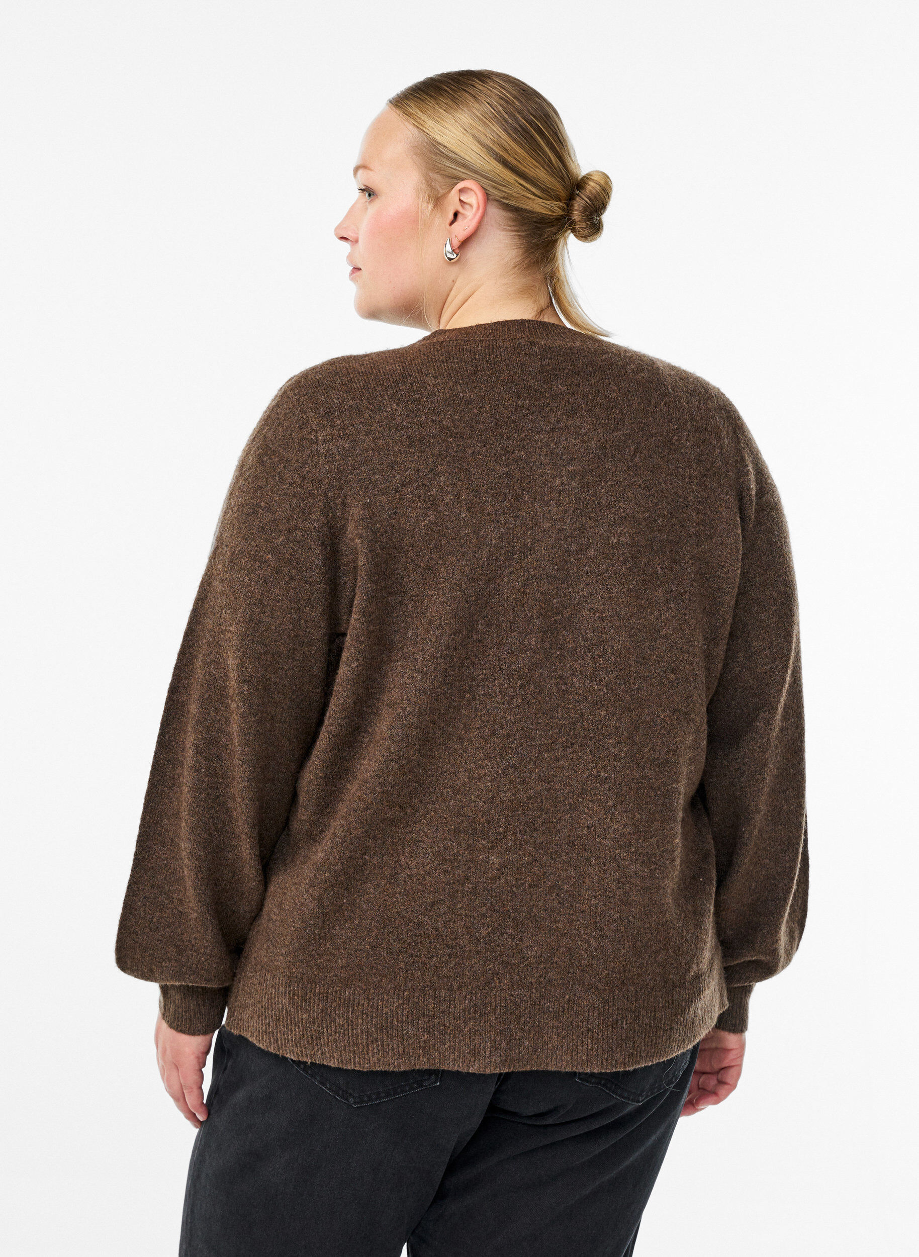 Zizzi Cardigan in zacht breisel met goudkleurige knopen, Bruin, Model image number 2