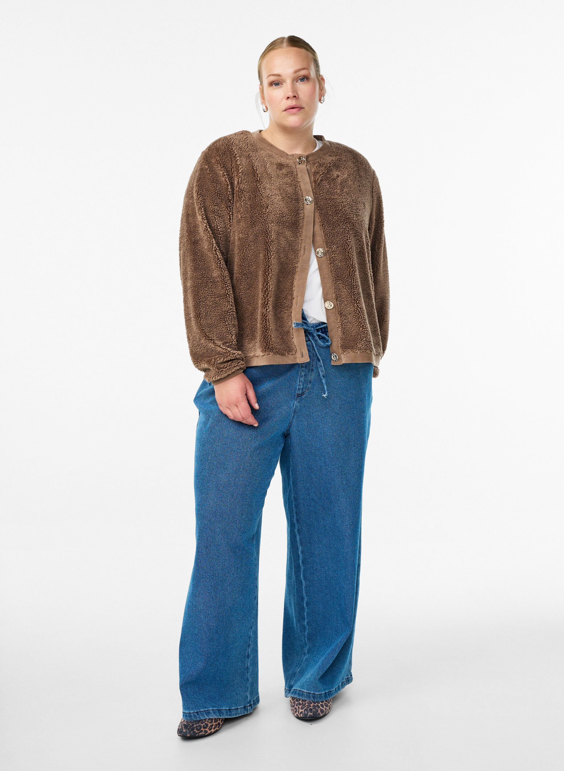 Zizzi Teddy cardigan met decoratieve knopen, Bruin, Model image number 1