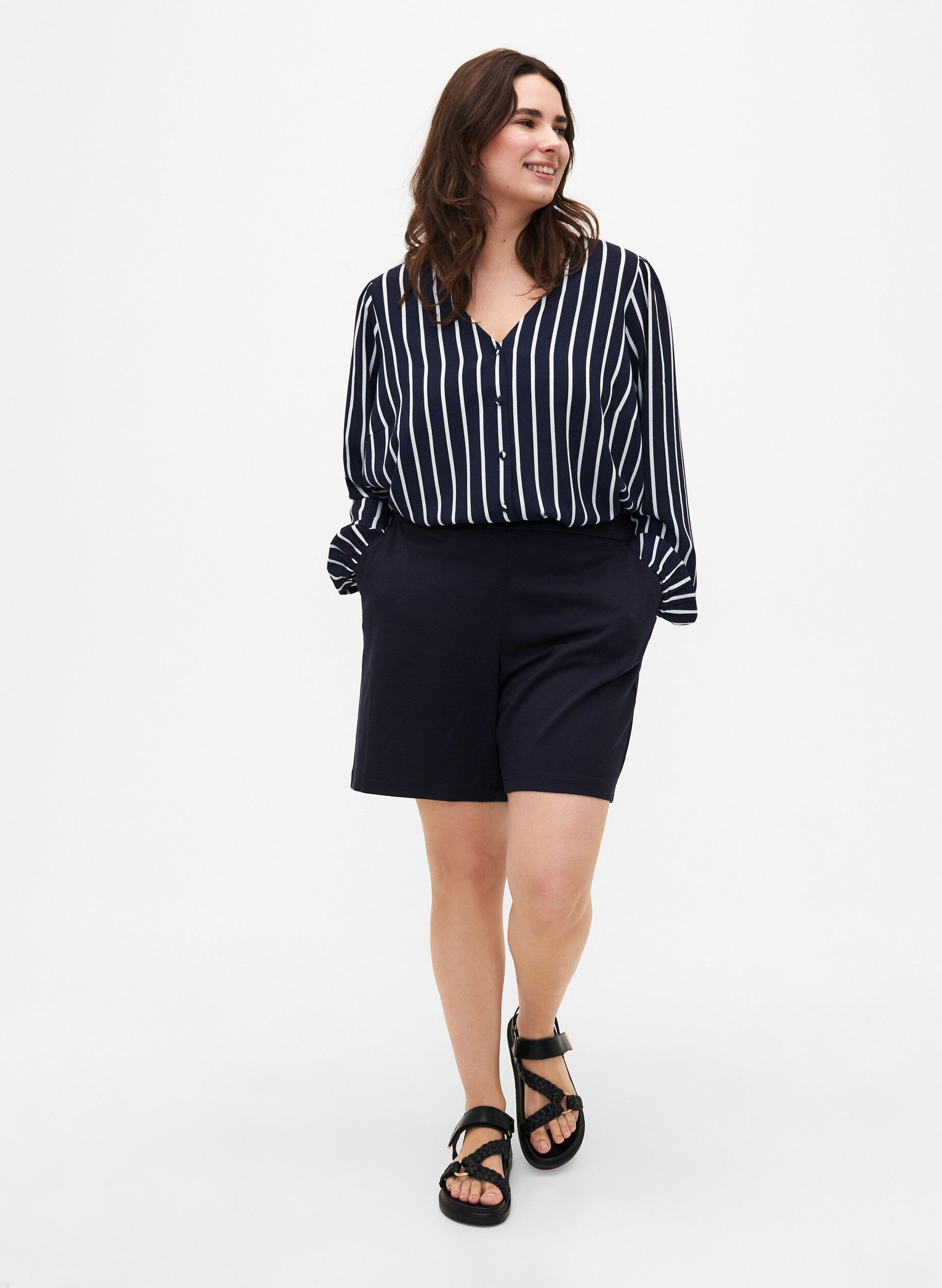 Zizzi Blouse avec col en V et imprim&eacute;, Maritime Blue Stripe, Model image number 2