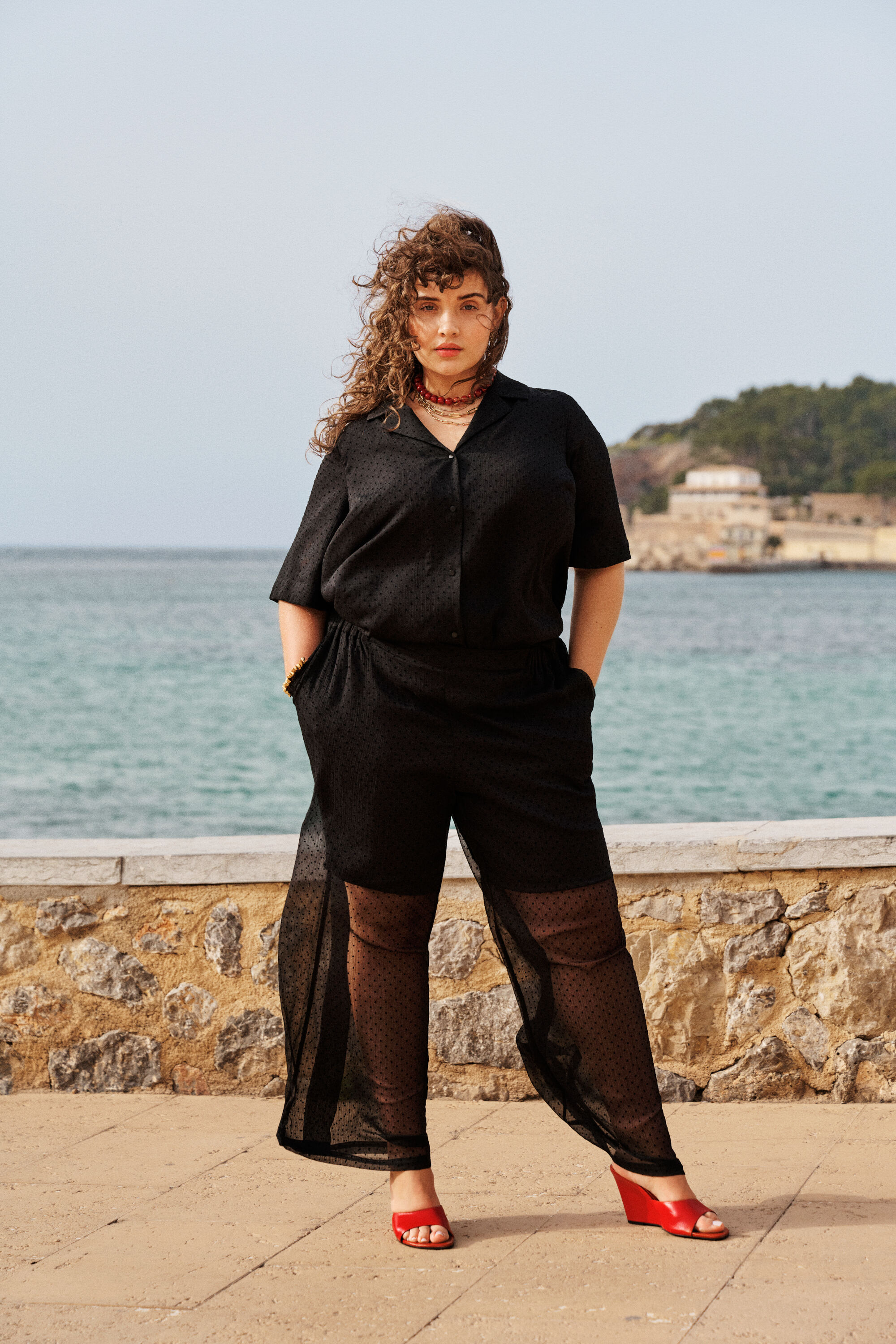 ZizziElegant zwart met rode accenten, , Model