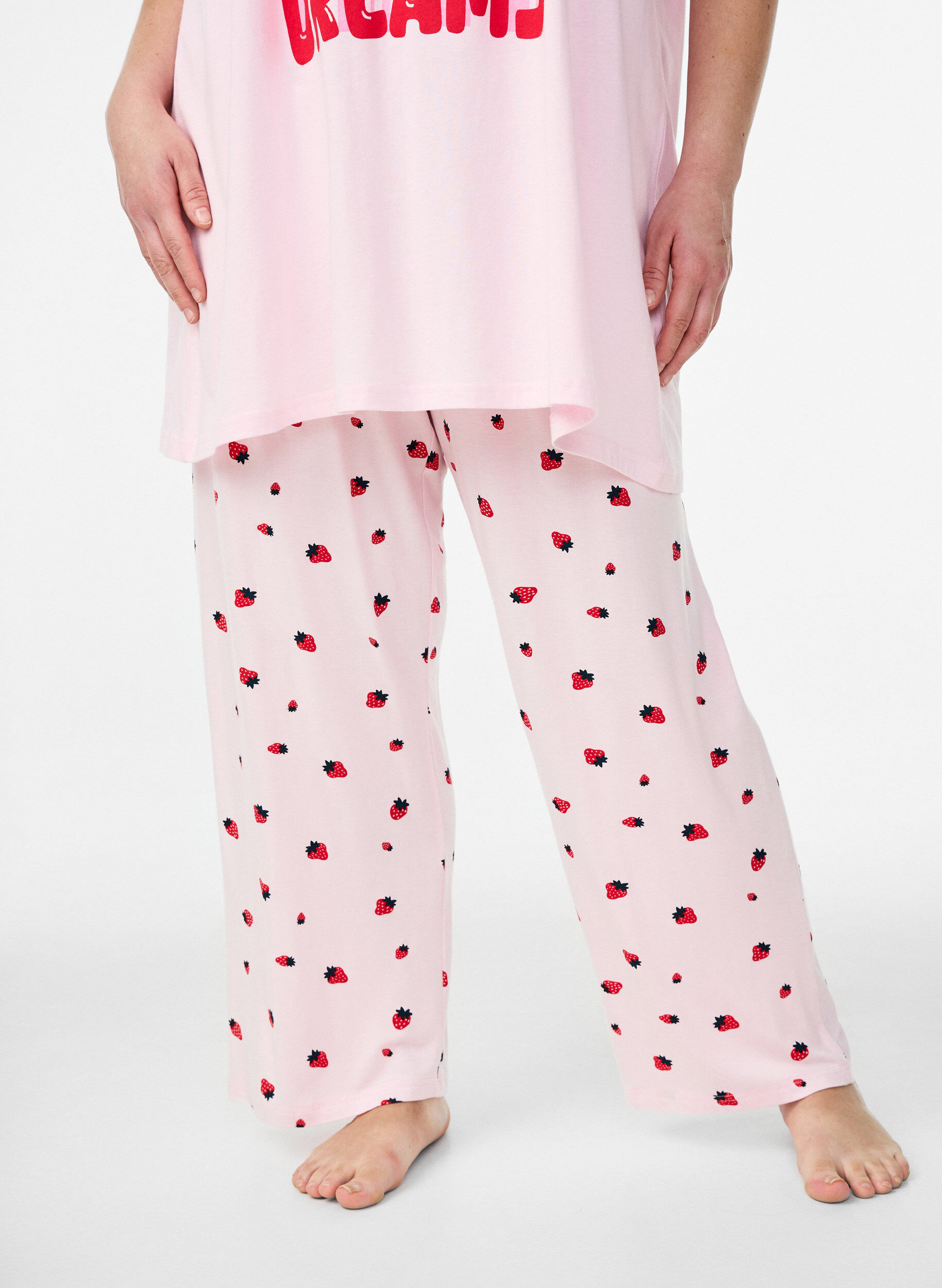 Zizzi Pyjamabroek in zachte jersey met hoge taille en fruitprint, Roze, Model image number 2